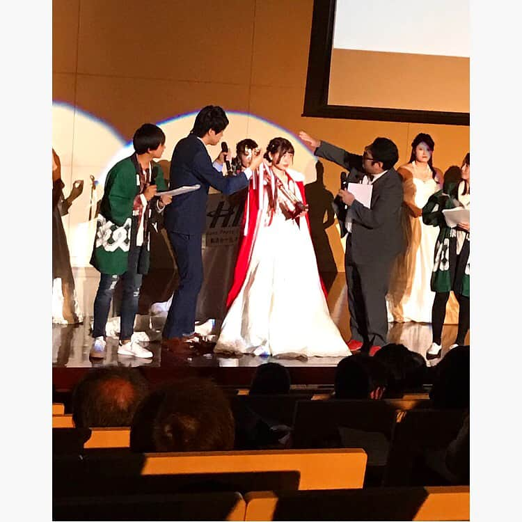 菅野梓さんのインスタグラム写真 - (菅野梓Instagram)「昨日投稿するとストーリーでいったのに遅くなってしまいすみません🙇‍♀️ . . 以下の文章ツイッターよりも長いものになると思います、良かったら読んでみてください。 . 改めて約3ヶ月に渡って応援してくださった皆さんありがとうございました。今回ミスコンに参加したことで人から見られる機会が増え、このままじゃダメだという意識から3ヶ月で7キロ痩せることに成功しました。またこの活動の初めのうちは、私と直接会ったことのない顔見知りの人からネット上で度を越した誹謗中傷を受けることがありました。どうすれば良いのかわからなくなっている中、自分でも驚くくらいの多くの友達が声を掛けてくれて、『一緒に警察に行こう』と付き添ってくれたり、『梓がそういうことしないのは仲の良い私が1番わかってるから』というような心強い言葉をくれて、1人で活動してるんだと卑屈にならずに、周りの人に側で支えてもらっている上で自分は成り立っているんだということを純粋な気持ちで感じることが出来ました。 . . ミスコン当日の開演直前は、私は素直になれないとこがあるのでどんな結果になったとしても絶対に泣かないだろうなと確信していましたが、グランプリとKOSE賞で名前が呼ばれ皆さんからの拍手喝采を浴びたとき、今までの色々な思いが溢れ出てきて、感極まって泣いてしまいました。 このミスコン期間他にも様々なことがあり何度も何度も心が折れそうになりましたが、最後までやり通せたのは応援してくれる皆さんがいたからです。このような素晴らしい賞は絶対に私一人だけの力では得ることが出来ませんでした。本番終了後、携帯の通知を見たら友達から『嬉しすぎて半スタンディングオベーションしてしまった』『感動して泣いちゃった』など私の結果を皆さんが自分のことのように喜んでくれて、その優しさにもまた涙が出てきました。皆さんに支えられてここまで頑張れた私は今後同じように皆さんを支えられる存在になりたいです。 こんなにもたくさんの素敵な方々との出会いがあって、家族や友達、そしてツイッターやインスタでいつも応援してくださった皆さんに心から感謝できる機会や、目標に向かって毎日を全力で過ごせる期間は滅多にないことだと思います。関わってくれた全ての方に感謝しています。たくさんの応援ありがとうございました。  エントリーno.1 菅野梓 . #専修大学 #ミスコン #ミス専修 #グランプリ #kose賞 #ありがとうございました」11月8日 14時14分 - azusa__029