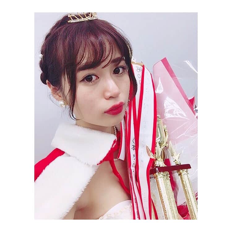 菅野梓のインスタグラム：「昨日投稿するとストーリーでいったのに遅くなってしまいすみません🙇‍♀️ . . 以下の文章ツイッターよりも長いものになると思います、良かったら読んでみてください。 . 改めて約3ヶ月に渡って応援してくださった皆さんありがとうございました。今回ミスコンに参加したことで人から見られる機会が増え、このままじゃダメだという意識から3ヶ月で7キロ痩せることに成功しました。またこの活動の初めのうちは、私と直接会ったことのない顔見知りの人からネット上で度を越した誹謗中傷を受けることがありました。どうすれば良いのかわからなくなっている中、自分でも驚くくらいの多くの友達が声を掛けてくれて、『一緒に警察に行こう』と付き添ってくれたり、『梓がそういうことしないのは仲の良い私が1番わかってるから』というような心強い言葉をくれて、1人で活動してるんだと卑屈にならずに、周りの人に側で支えてもらっている上で自分は成り立っているんだということを純粋な気持ちで感じることが出来ました。 . . ミスコン当日の開演直前は、私は素直になれないとこがあるのでどんな結果になったとしても絶対に泣かないだろうなと確信していましたが、グランプリとKOSE賞で名前が呼ばれ皆さんからの拍手喝采を浴びたとき、今までの色々な思いが溢れ出てきて、感極まって泣いてしまいました。 このミスコン期間他にも様々なことがあり何度も何度も心が折れそうになりましたが、最後までやり通せたのは応援してくれる皆さんがいたからです。このような素晴らしい賞は絶対に私一人だけの力では得ることが出来ませんでした。本番終了後、携帯の通知を見たら友達から『嬉しすぎて半スタンディングオベーションしてしまった』『感動して泣いちゃった』など私の結果を皆さんが自分のことのように喜んでくれて、その優しさにもまた涙が出てきました。皆さんに支えられてここまで頑張れた私は今後同じように皆さんを支えられる存在になりたいです。 こんなにもたくさんの素敵な方々との出会いがあって、家族や友達、そしてツイッターやインスタでいつも応援してくださった皆さんに心から感謝できる機会や、目標に向かって毎日を全力で過ごせる期間は滅多にないことだと思います。関わってくれた全ての方に感謝しています。たくさんの応援ありがとうございました。  エントリーno.1 菅野梓 . #専修大学 #ミスコン #ミス専修 #グランプリ #kose賞 #ありがとうございました」