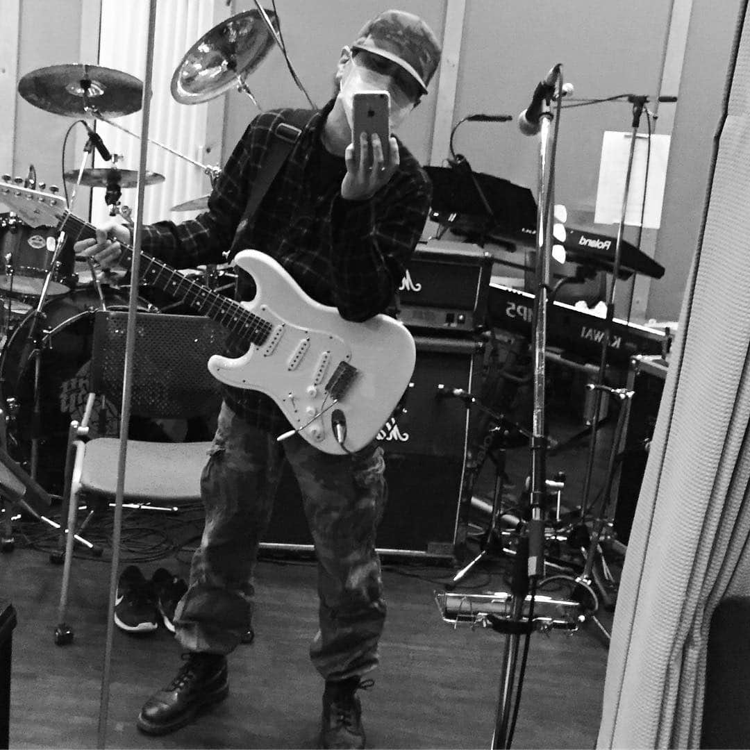本城聡章さんのインスタグラム写真 - (本城聡章Instagram)「#筋肉少女帯 リハーサルなう😉いよいよツアー始まるよ。#Future！👆 #KingShow  #本城聡章 #Fender #ストラトキャスター」11月8日 14時57分 - honjo