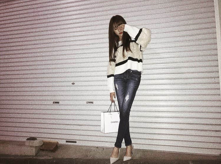志田友美（ゆうみん）のインスタグラム：「#ootd 🍁 秋になってスキニー率がすごい。 . #todayscode #denim #knit  #murua #gyda #myfashion」