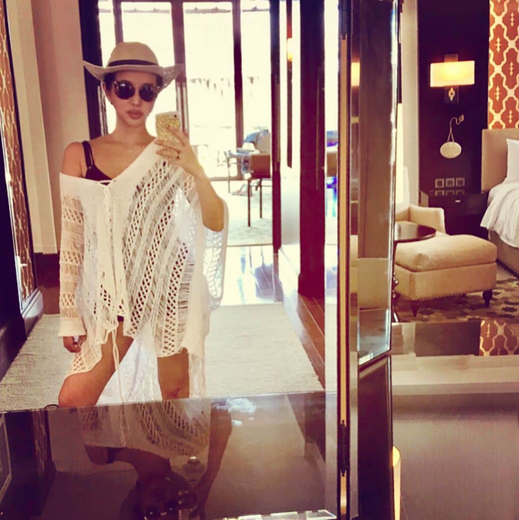のインスタグラム：「really missing summer…🌴🌞🌊 . Wearing @_topsecret_  poncho😘💋 ・・・ #topsecret #selectshop #glamorous #dress #bikini #love #happy #family #vacation #island #travel #travelwithbaby #Bali #islandtrip #momlife #mommy #mommyslay」