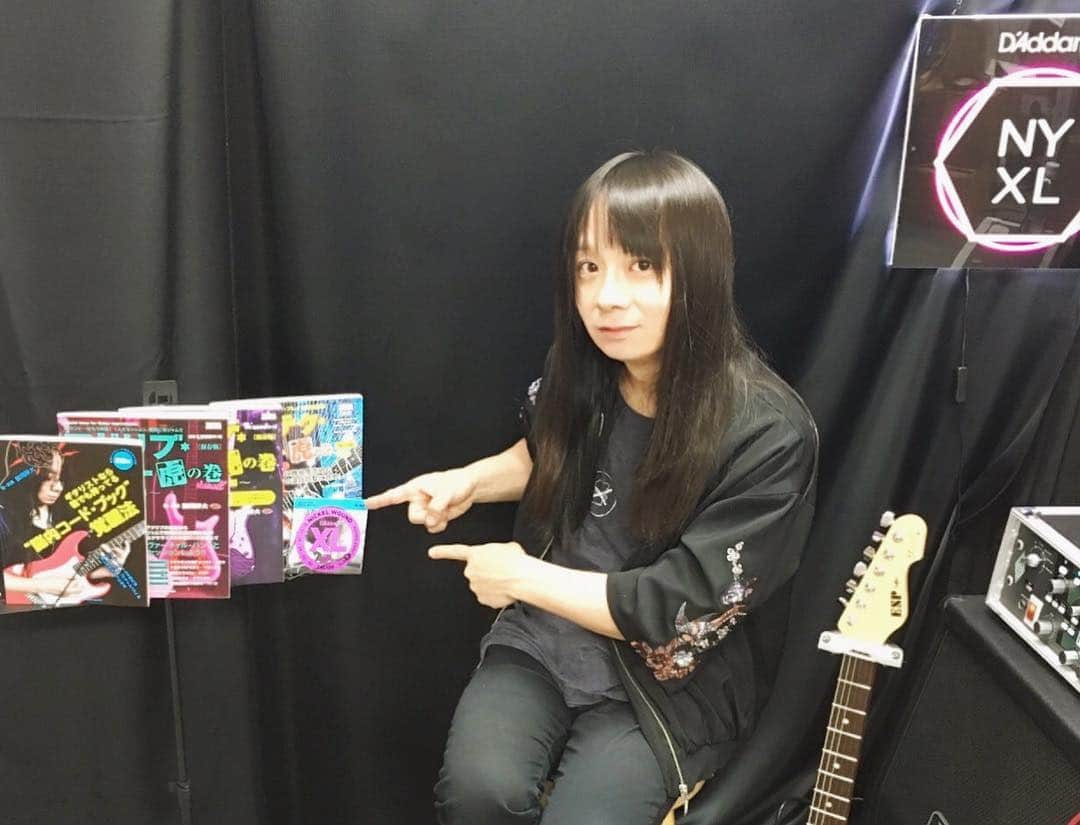 藤岡幹大のインスタグラム：「教則本とD'Addario EXL120がセットになったセブンネット限定品の予約開始です🙆‍♂️ちぇけら！！ ギタリストなら誰でも持ってる「脳内コード・ブック」覚醒法(CD付)　ダダリオ弦付きセット http://7net.omni7.jp/detail/1106827114  アドリブ・ギター虎の巻～テクニカル・フュージョン編～[保存版](CD付)　ダダリオ弦付きセット http://7net.omni7.jp/detail/1106827115  アドリブ・ギター虎の巻～HR/HM編～[保存版](CD付)　ダダリオ弦付きセット http://7net.omni7.jp/detail/1106827116  バカテク・ギター虎の巻[保存版](CD付)　ダダリオ弦付きセット http://7net.omni7.jp/detail/1106827117」