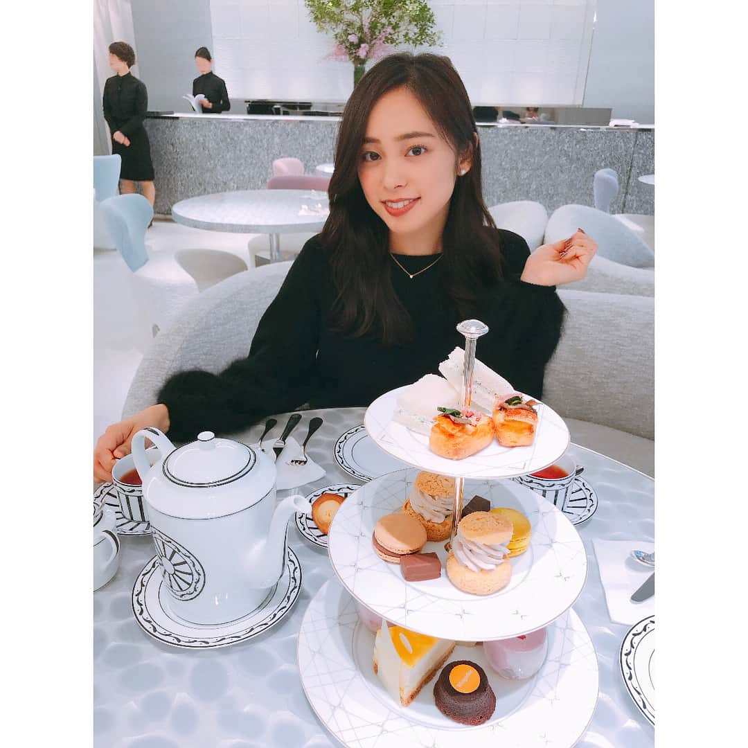 内田侑希のインスタグラム：「[😋🍰] この半年間、大大大好きなお菓子と炭水化物をちょっぴり我慢してて、お菓子見るたびに「食べたい〜〜🤤🤤」って言ってました🙄 * だからミスコン終わって、「お菓子いっぱい食べてる？」って周りからよく聞かれるのですが…たらふく食べてます！！！！😋😋😋 * コンテストを見に母が地元から来ていたので昨日は一緒に伊勢神宮近くのおかげ横丁で、伊勢うどん、豚捨ミンチカツ、タコ棒🐙(？)とかもうほんと色々食べました😊✨今日もスイーツを食べれて幸せでした〜😇 * 食べるの大好きです😂😂 * #misssophiacontest#上智#ミスコン#ミスソフィア#2017#miss#misssophia#上智大学#内田侑希#上智ミスコンno4#三重#伊勢神宮#おいせさん」