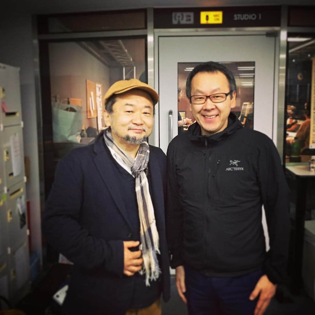 谷崎テトラのインスタグラム：「今月のKAI presents Earth Radio収録ゲストは星野リゾート代表の星野佳路さん。 日本発のラクジュアリーホテル「星のや」を始めとする全国・全世界で37のリゾート、旅館を運営している「観光リゾート業界の風雲児」です。 103年間の歴史を持つ、星野温泉旅館の４代目。ビジネス規模は441億円に達します。 昨年は「星のや東京」もオープン。来春は４つ目のホテルブランドとして、都市観光ホテル「OMO（オモ）」を展開を予定しています。 70%を自然エネルギーで自給するエコリゾート「星のや軽井沢」や、船に乗り川を遡って宿に着く「星のや京都」、伝統建築を再現した50棟の集落を造り、島の風景を再生した「星のや竹富島」の話などをお聞きしました。また従業員のポテンシャルを50%から100％、そして120%にあげるフラットな会社経営の哲学など、興味深いお話をお聴きしました。 宮藤官九郎のドラマ「監獄のお姫様」で話題沸騰中の伊勢谷友介とのトークが今回も冴えまくります。  KAI presents Earth Radio今月から放送日が変わります。毎月第４土曜日　午後７時から、INTER FM（東京・名古屋）にて。 今月は11月２５日（土）オンエア。お楽しみに。 以下のポッドキャストで全国で聴けます。 【伊勢谷友介 KAI presents EARTH RADIO】 http://kte-f.eng.mg/74116」