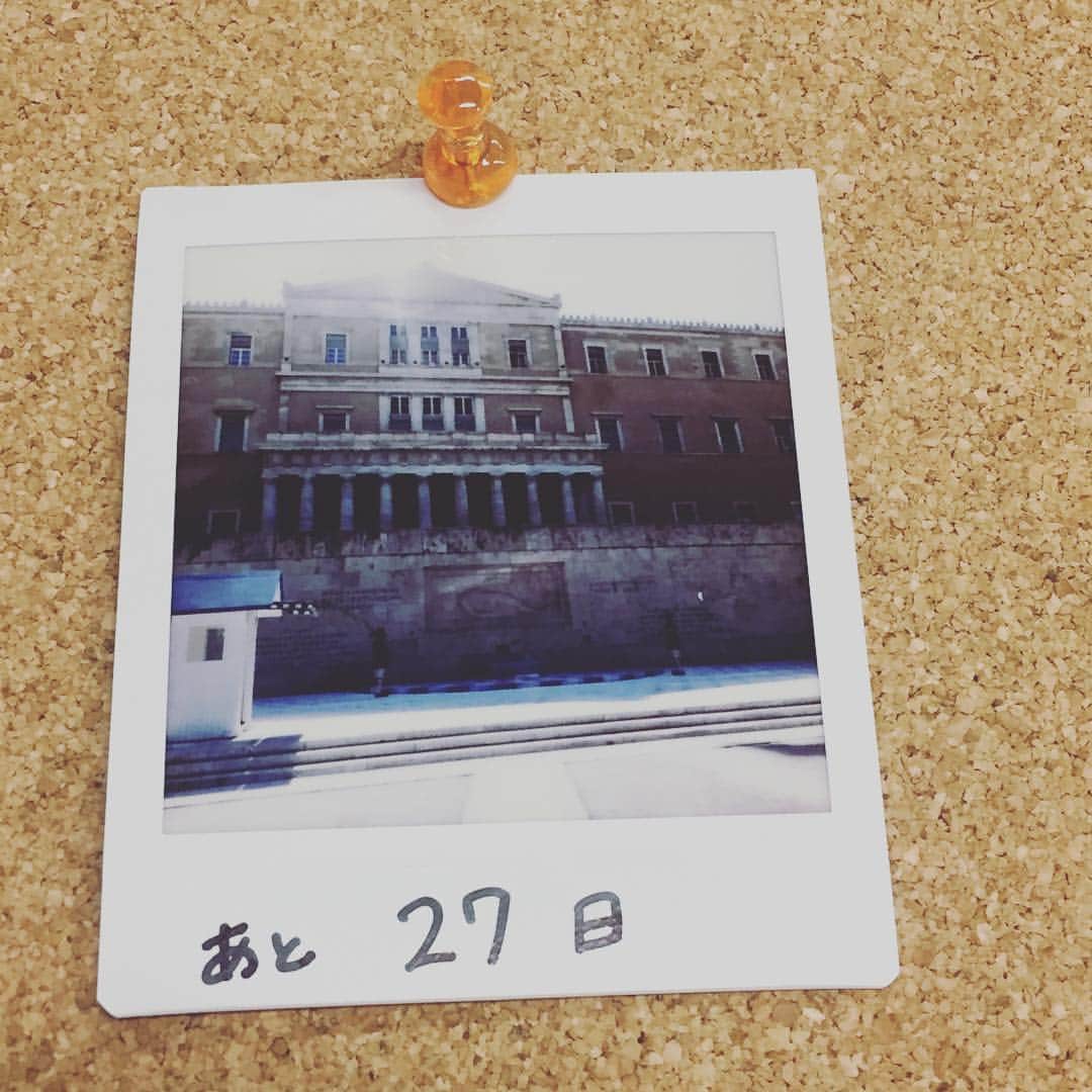 渡辺梨加のインスタグラム：「日11月8日（水）。 発売まで… ●渡辺梨加写真集 goo.gl/yfUh3o  #12月5日（火）発売 #ヨーロッパな建物 #衛兵さん #思い出と共に #カウントダウン  #欅坂46 #渡辺梨加 #1st写真集」