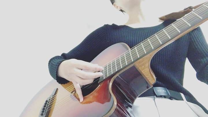 渕上里奈のインスタグラム：「⁑ ‪#宇多田ヒカル‬ ‪#FirstLove‬ ‪#弾き語り #ギター #singing #acoustic #guitar #cover #渕上里奈‬」