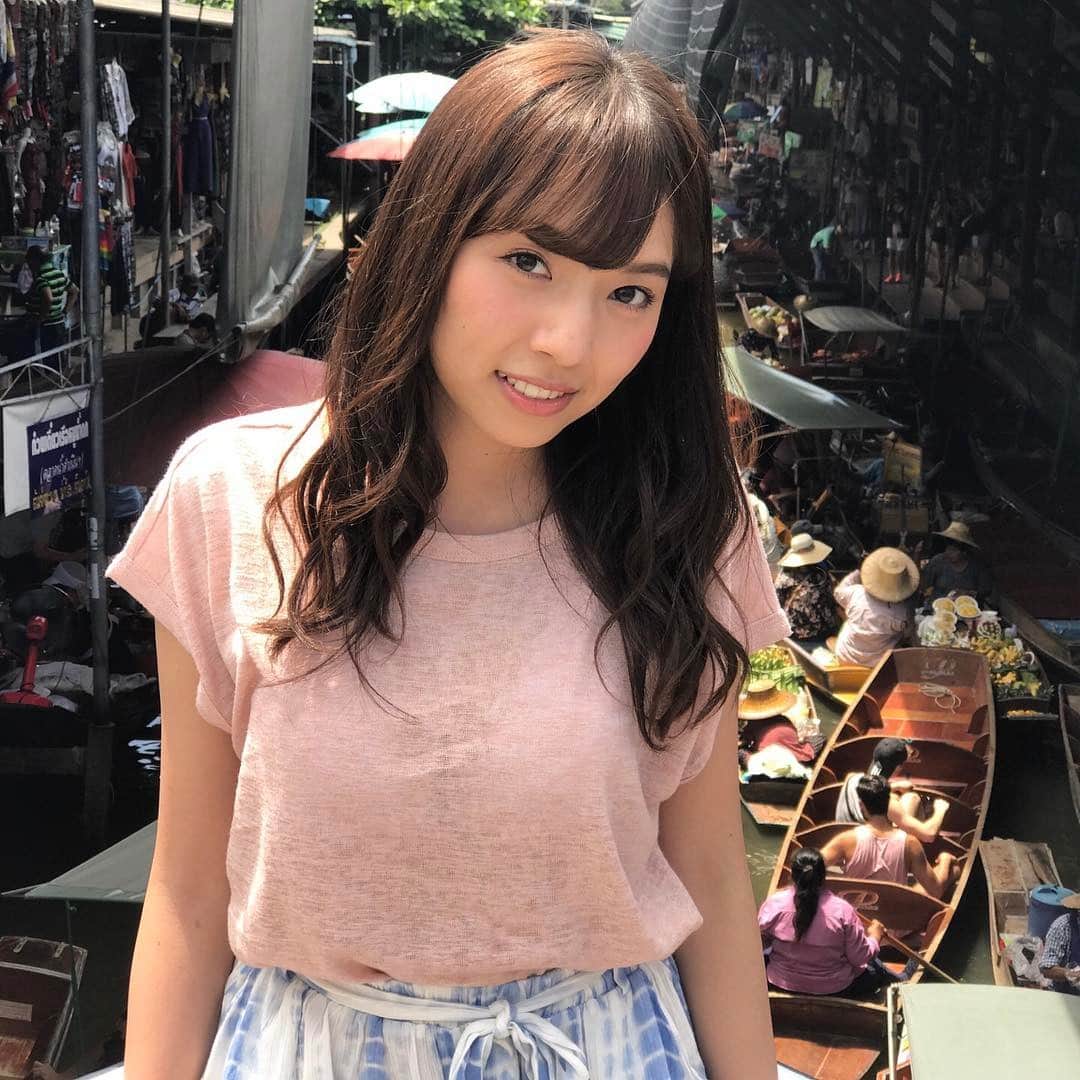 新内眞衣のインスタグラム：「まいちゃん写真集の旅(26) 写真集ロケもいよいよ最終日。 この日は、バンコク郊外の水上マーケットに。観光地と化しているのですが、その熱気たるや。 舟がひしめき合い、舟先がぶつかりながら前方に進むダイナミックさに、まいちゅんも驚きを隠せない様子でした。 #乃木坂  #タイ  #新内眞衣  #どこにいるの  #オールナイトニッポン０」
