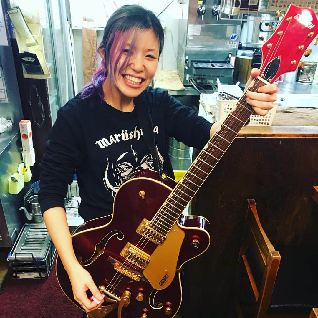 あやぺたのインスタグラム：「グレッチ欲しいな〜🎸🎸 (すっぴんごめんなさい) (スタジオ終わりやねん) BURLたかさん(@taka_burl)のnew guitar持たせてもろた！」