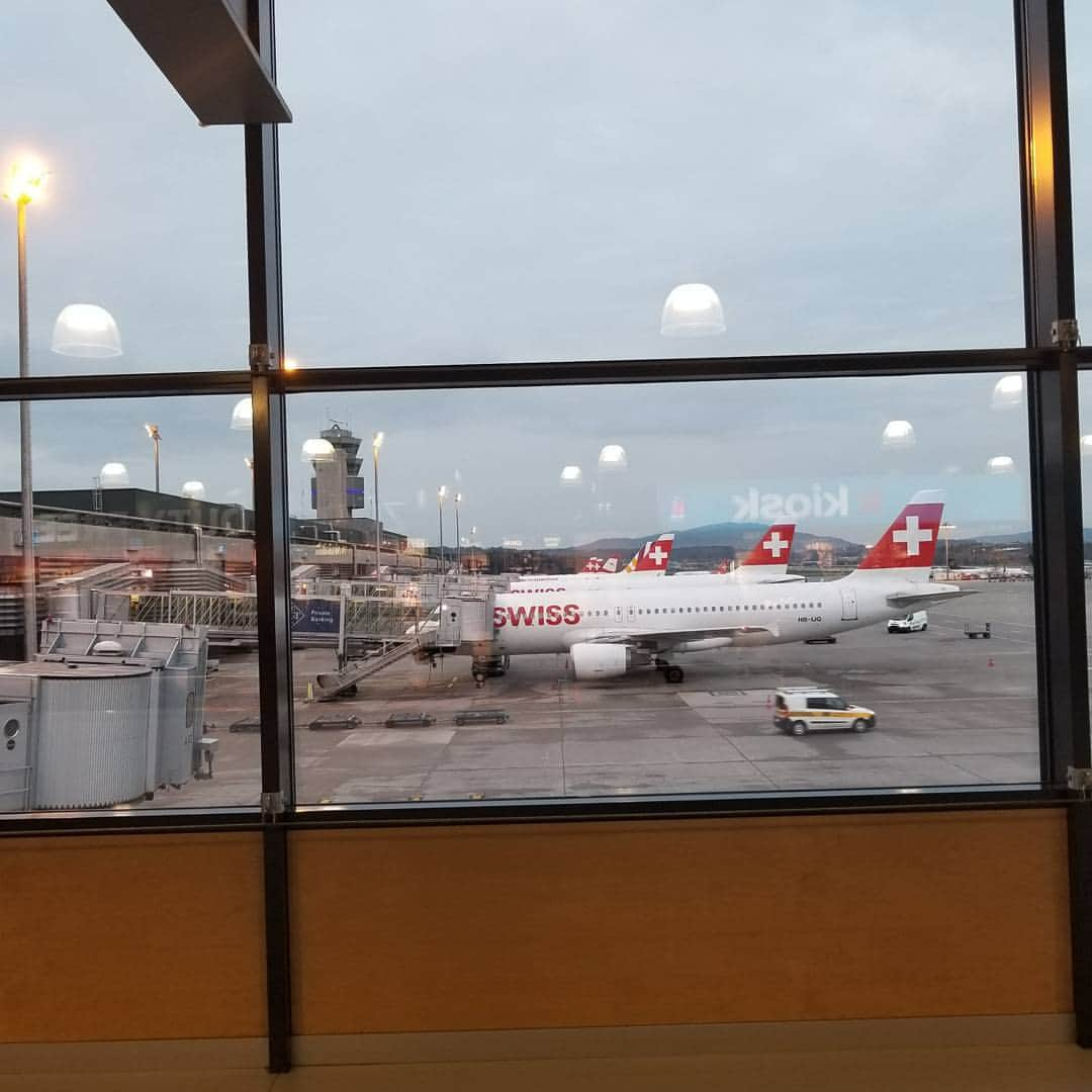 冴華りおなのインスタグラム：「⚘ ⚘ ひとまず、無事にチューリッヒ🇨🇭に到着～～🙌✈✨💨💨 ⚘ 一つ前の投稿……迫りくる搭乗時刻に焦りながら😵😫💦何とかUP出来たぞ😤💪✨💨と思っていたら、知らない間に予定外の写真までタッチしてしまっていたみたいで👆4枚投稿のはずが6枚も投稿されてた😨😱💦 同じような写真何枚も📷💦すみませんーーっっ😣😅🙇💦💦 ⚘ ⚘ 人生初✴に降り立ったスイス🇨🇭✨ ゆっくり満喫してから移動したい気持ちは山々なのですが……😣🌠💓✨💦乗り継ぎ時間にあまり余裕がないので🙅⌚サクサクっと空港内を移動しながら🚶💨出来る限りスイスを感じてから😌🙌✨イタリアに向かいたいと思いますっっ☺✈🇮🇹🎶✨💨💨 ⚘ このまま、とりあえず無事に✨💨最初の目的地である☝✴フィレンツェまで辿り着けますように～～🙏🌠💓✨✨ --❁~❁~❁~❁~❁~❁~❁~❁~❁~❁~❁~❁-- #ひとまず #チューリッヒ #到着 ✈✨💨 #トランジット ✈🔃✈ #フィレンツェまで #あと一息 😊💓✨✨」