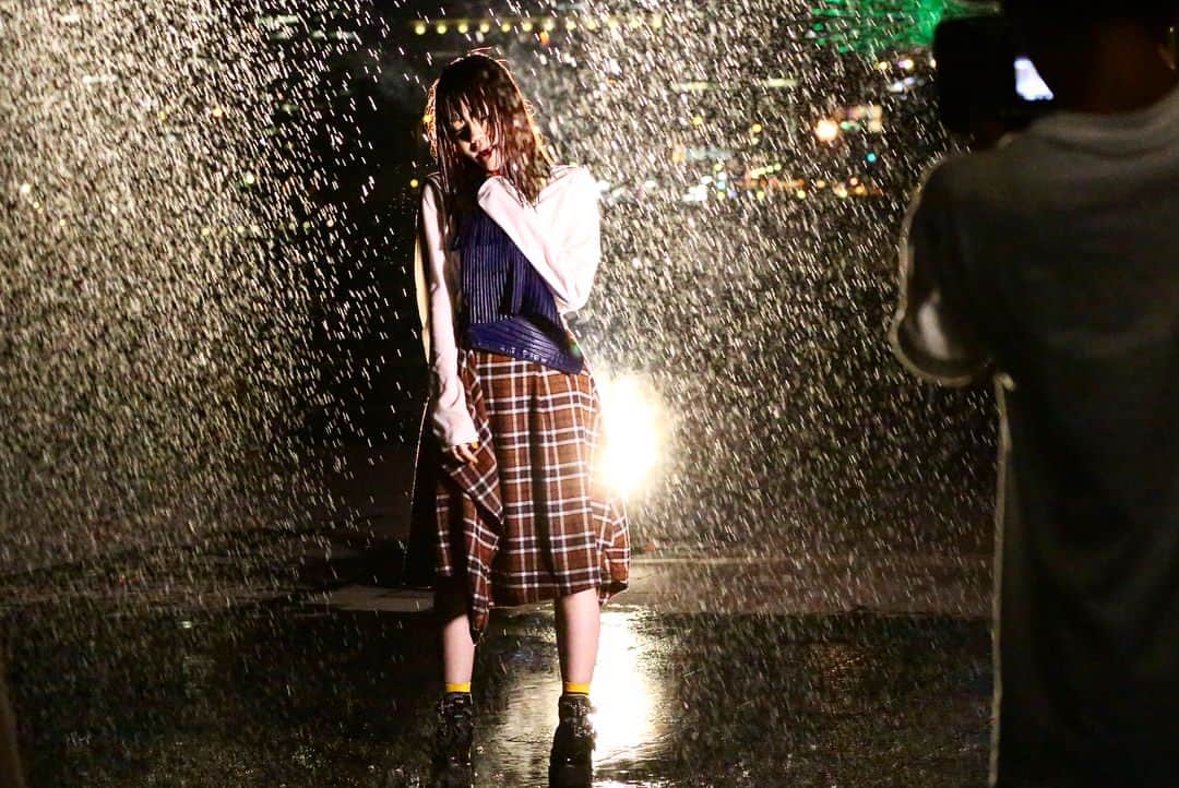 ShiggyJr.さんのインスタグラム写真 - (ShiggyJr.Instagram)「先ほどアップした「僕は雨のなか」MV撮影カット、後半がうまくアップされなかったようなので再チャレ🙇‍♀️🙇💦(ス) #shuffle_ep #僕は雨のなかMV撮影 #まさかの後編 #みなさんのスマホは正常です」11月9日 1時19分 - shiggy_jr