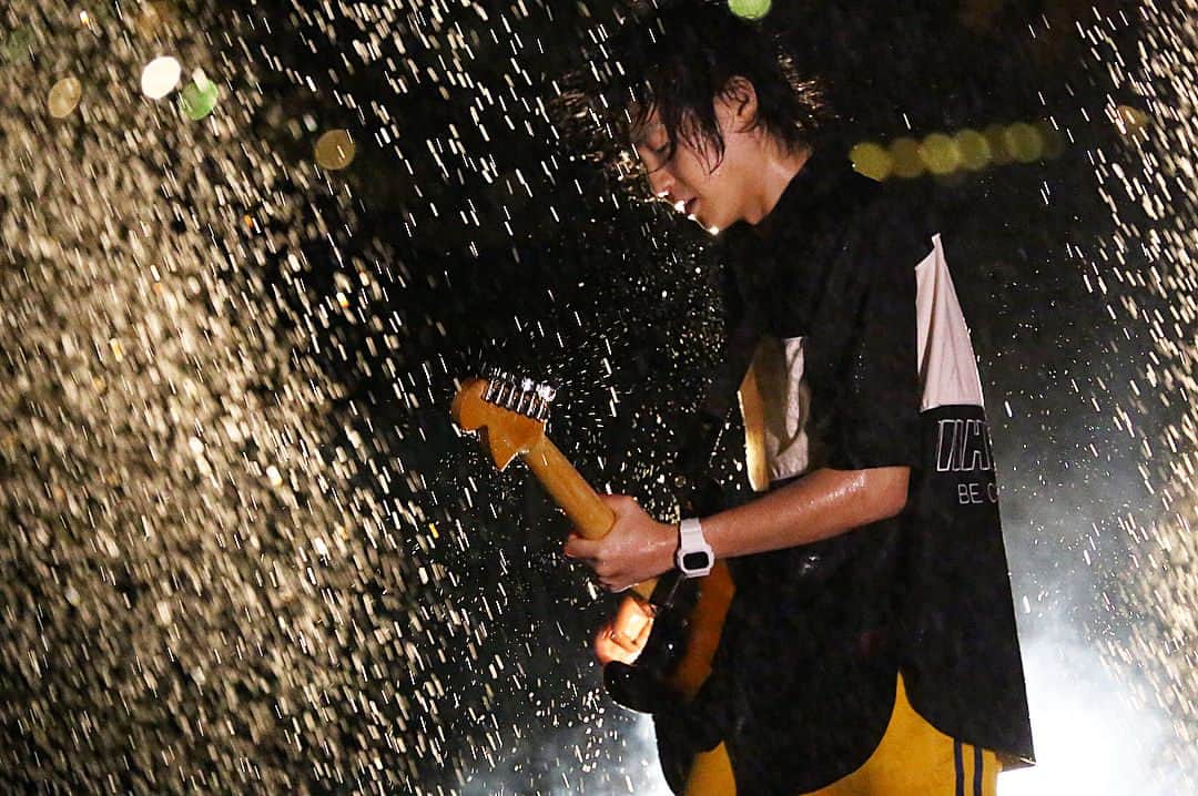 ShiggyJr.さんのインスタグラム写真 - (ShiggyJr.Instagram)「先ほどアップした「僕は雨のなか」MV撮影カット、後半がうまくアップされなかったようなので再チャレ🙇‍♀️🙇💦(ス) #shuffle_ep #僕は雨のなかMV撮影 #まさかの後編 #みなさんのスマホは正常です」11月9日 1時19分 - shiggy_jr