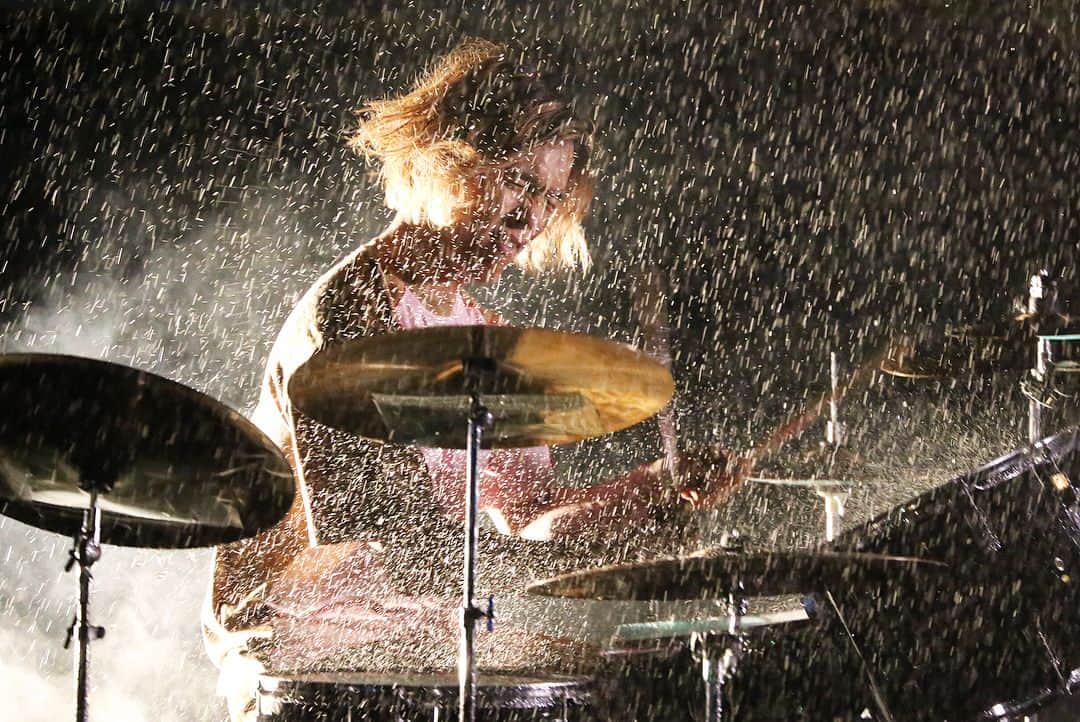 ShiggyJr.さんのインスタグラム写真 - (ShiggyJr.Instagram)「先ほどアップした「僕は雨のなか」MV撮影カット、後半がうまくアップされなかったようなので再チャレ🙇‍♀️🙇💦(ス) #shuffle_ep #僕は雨のなかMV撮影 #まさかの後編 #みなさんのスマホは正常です」11月9日 1時19分 - shiggy_jr