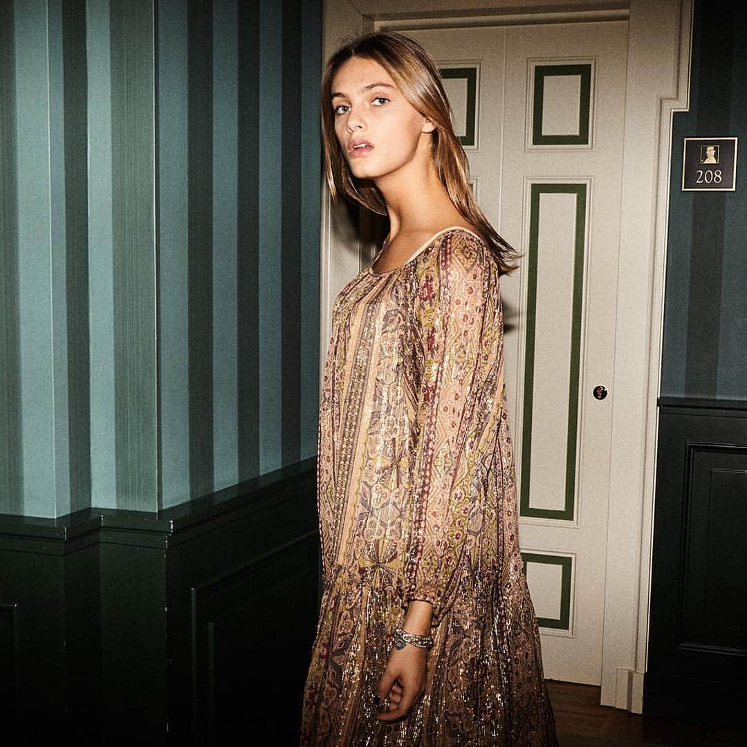 のインスタグラム：「Merci à @carosangeles pour cette sublime photo, aussi lumineuse que mystérieuse.  Elle porte à merveille notre robe Alyssa à l'imprimé ethnique.  Sa coupe vaporeuse, sa longueur ample, ses notes poudrées et l'éclat délicat de ses finitions dorées lui donne cette allure urban-folk envoûtante.  #mesdemoisellesparis #ootd #lifestyle #FW17 #AH17 #dress #folk #ethnic #fall #winter #mode #fashion #outfit #designer #paris #parisianstyle #frenchbrand #knowhow #boheme #bohemian #gypsy #gypset #bohemechic #boho #メドモワゼル」