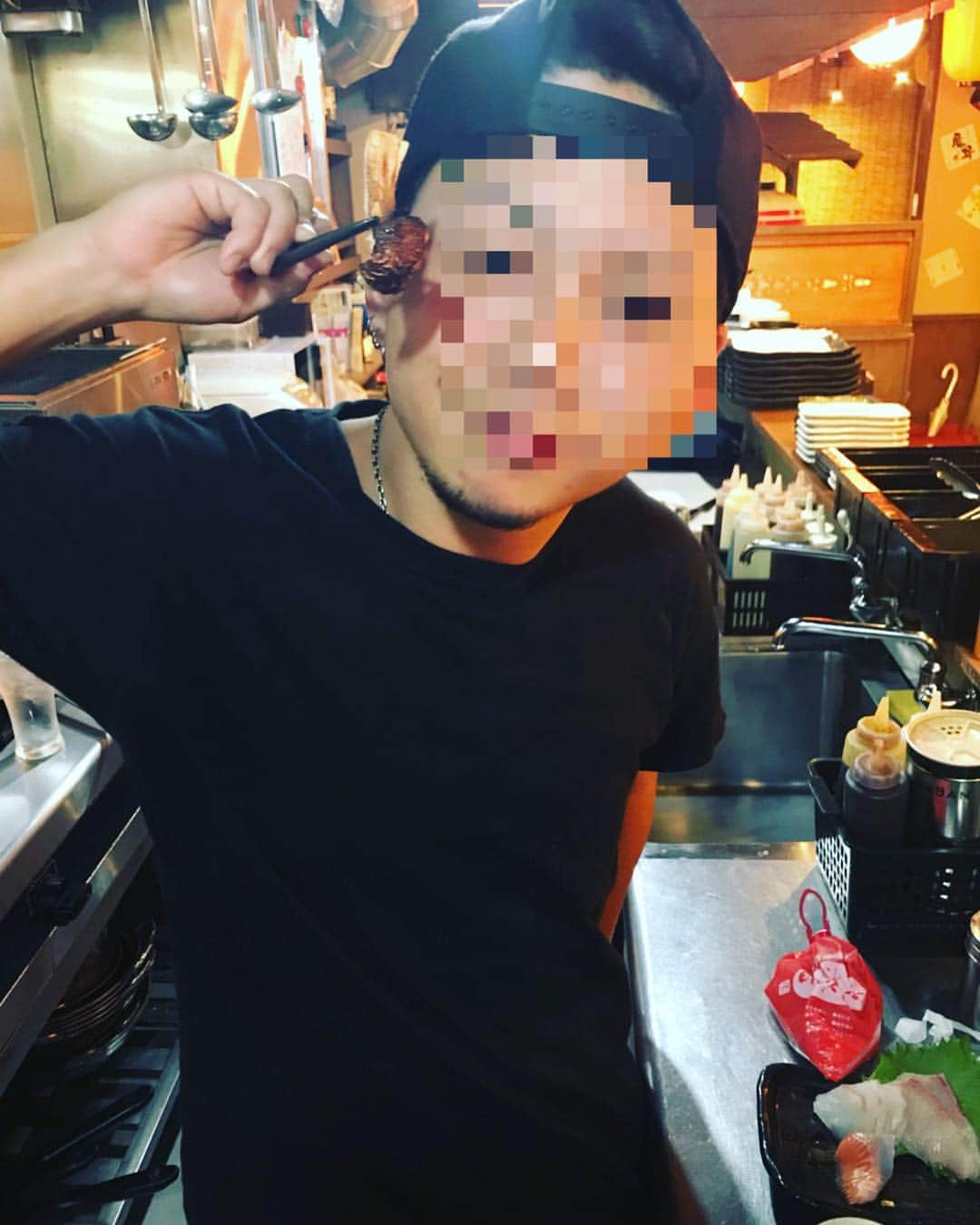 まじめや広島中央通り店さんのインスタグラム写真 - (まじめや広島中央通り店Instagram)「こんばんちゃ！ ちょっと前、秋の風物詩 松茸を 常連さんからいただいて 営業終わってから食べました！ いやーおいしい。 キノコ好きな僕は歓喜でした✨  恥ずかしいので顔は隠させていただきました。笑  明日も笑顔でがんばりまーす！✨ #ちびっこ店長」11月9日 2時50分 - majimeya_hiroshima