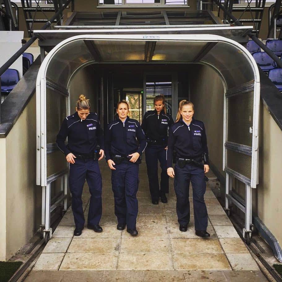 ビアンカ・シュミットのインスタグラム：「Fußballerinnen im Einsatz ;) #fotoshooting#sportfördergruppe#polizei#brandenburg#karlliebknechtstadion#studium#blaustehtuns#marketing#fußball#herewecome #turbinepotsdam#allianzfrauenbundesliga#bayernkannkommen」