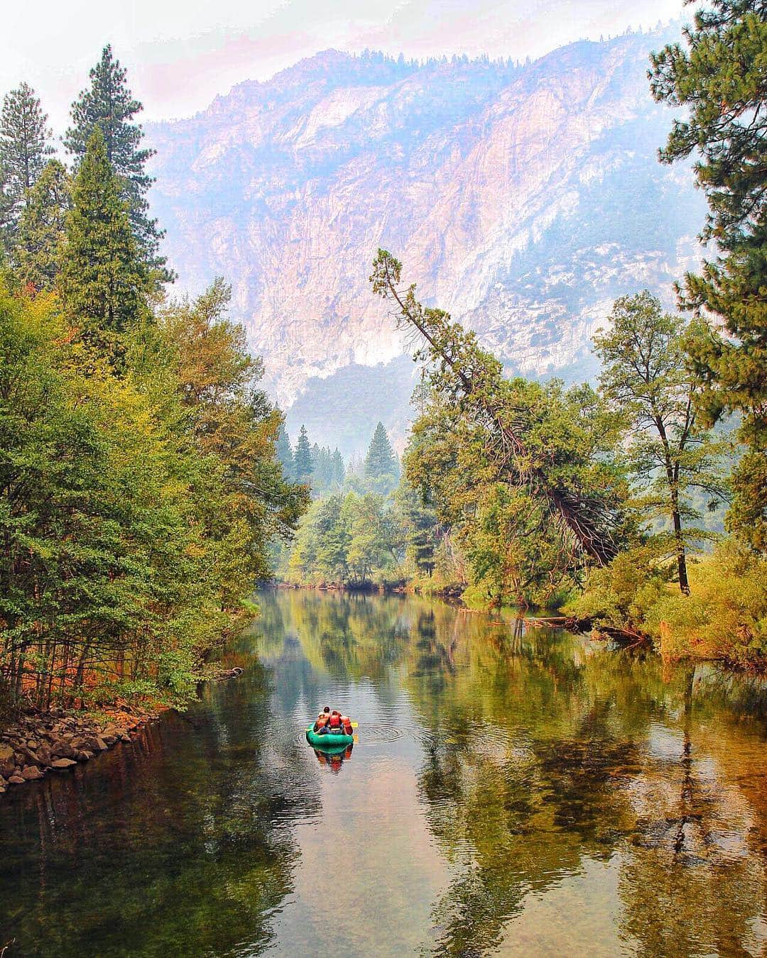 missjetsetterさんのインスタグラム写真 - (missjetsetterInstagram)「The majestic beauty of Yosemite😍 My first trip to Yosemite National Park @yosemitemadera was an amazing trip, and also an eye opening one. During my visit several fires were spreading across the region, forcing residents to leave their homes & hotels to close down. It was a huge reminder of how sensitive our National Parks are🏞 More of a reason to get out and explore this beautiful Earth. Fires, hurricanes, earthquakes and other disasters could destroy so much in a matter of minutes🙏🏾 Don’t waste a moment! Get out there and explore✈️🚊🚢🚅 #YosemiteMadera #VisitCalifornia」11月9日 9時02分 - missjetsetter