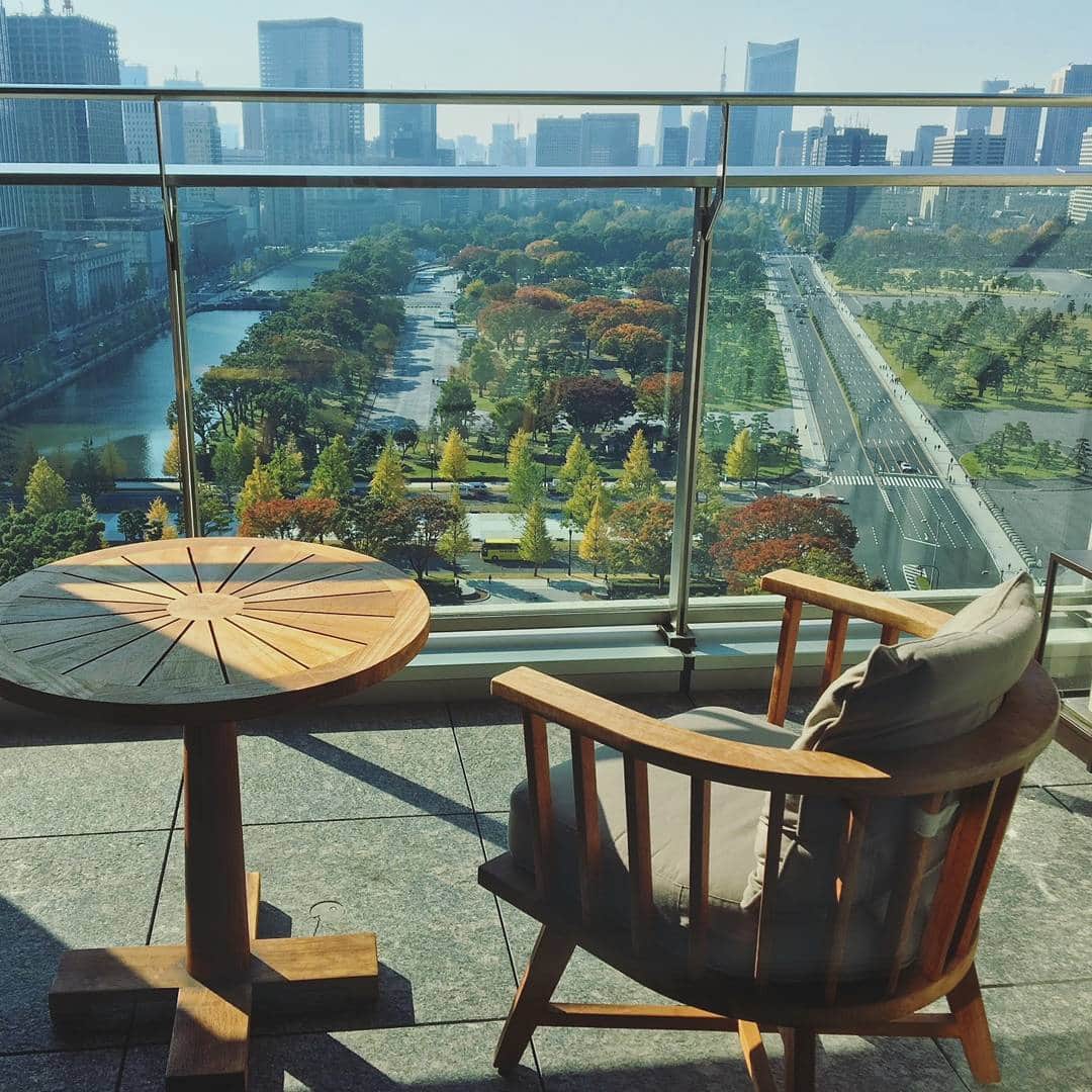 Palace Hotel Tokyo / パレスホテル東京さんのインスタグラム写真 - (Palace Hotel Tokyo / パレスホテル東京Instagram)「Enjoy the morning fresh air and a magnificent autumn view from the privacy of your room. ご宿泊した次の朝は、お部屋から爽やかな秋の空気を吸ってのんびりとお過ごしください。  #roomwithaview #balconyview #autumncolors #autumnleaves #autumnfoliage #morningfreshair #harmonywithnature #natureinthecity #Tokyoskyline #Marunouchi #PalaceHotelTokyo #眺めのいい部屋 #バルコニー #朝の空気 #紅葉 #秋色 #東京の空 #自然との調和 #都会の自然 #丸の内 #パレスホテル東京」11月9日 9時26分 - palacehoteltokyo