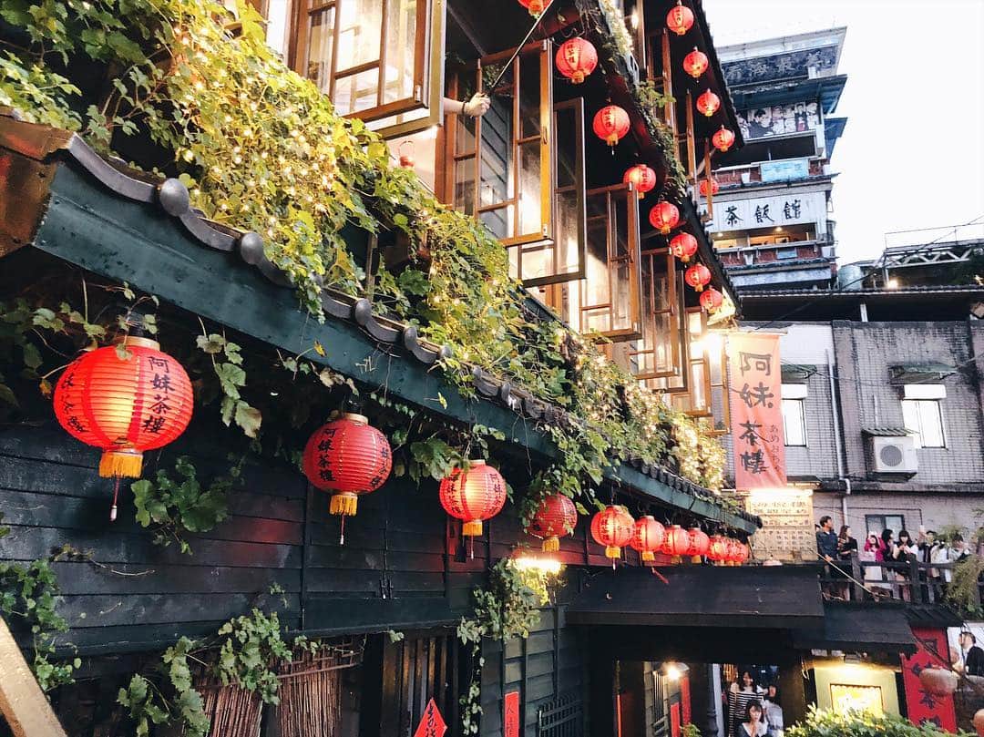 のインスタグラム：「阿妹茶樓🍵  やっぱりここが一番写真映えする✨ 今日のインスタも台湾祭りになりますがすみません💦  #阿妹茶樓 #juifen #juifang #九份 #台湾 #ティータイム #台北 #千と千尋」