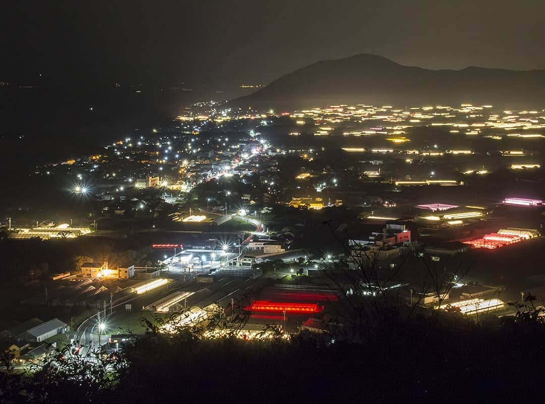 愛知県田原市さんのインスタグラム写真 - (愛知県田原市Instagram)「The night view is lighting of a greenhouse ,again!  電照の明かりに魅せられてます💕 * #赤羽根文化の森 #今シーズン #電照菊 #夜景撮影3回目 #堪能しました * #たはら暮らし * #渥美半島#田原市#田原#伊良湖岬#伊良湖#赤羽根#秋#サーフィン#田舎暮らし#日々の暮らし#休日の過ごし方#スローライフ#fall#tahara#irago#akabane#surfing#instagramjapan#igersjp」11月9日 16時10分 - tahara_kurashi