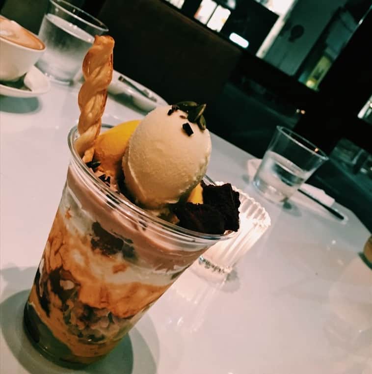 DJ みぃさんのインスタグラム写真 - (DJ みぃInstagram)「夜パフェもっと大阪でも増えないかなー🍨 #夜パフェ #シメパフェ #大阪 #チョコバナナ #いもくりなんきん #楽しい夜でした」11月9日 12時35分 - dj.meee