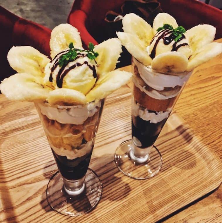 DJ みぃのインスタグラム：「夜パフェもっと大阪でも増えないかなー🍨 #夜パフェ #シメパフェ #大阪 #チョコバナナ #いもくりなんきん #楽しい夜でした」