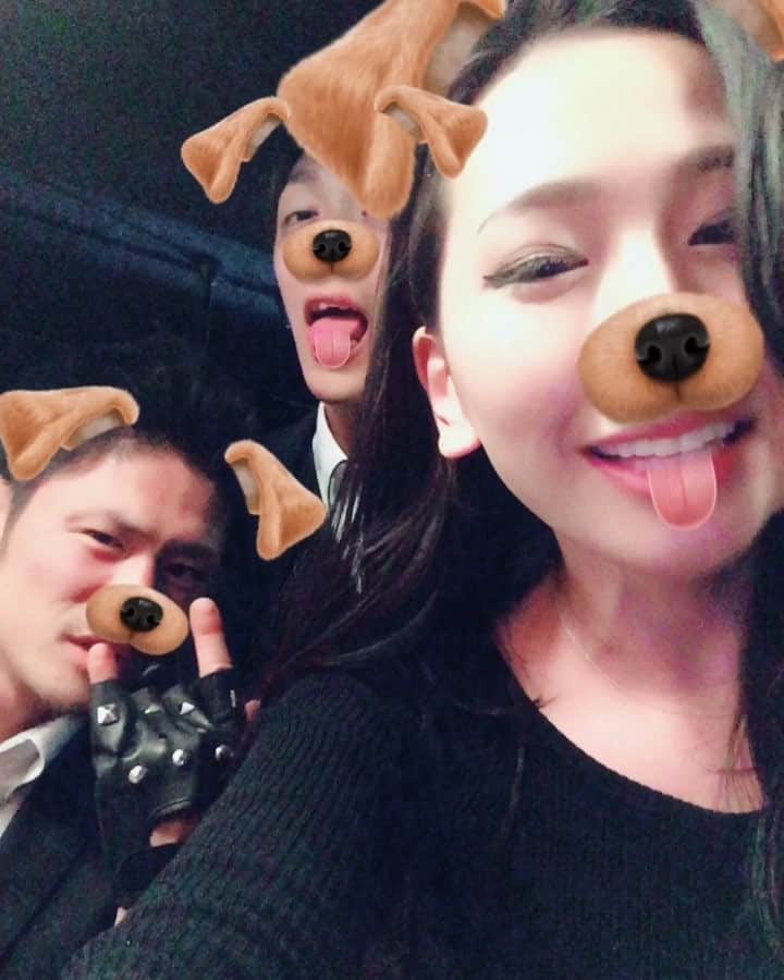 佐山愛のインスタグラム：「・ ティーパワーズの新人マネージャー えびちゃんとりょうちゃんをご紹介❤️ ・ 今後イベントなどで見かけたらよろしくちゃん♪♪ ・ ・ #ティーパワーズ #マネージャー #manager #えびちゃん #りょうちゃん #新人くんをよろしく」