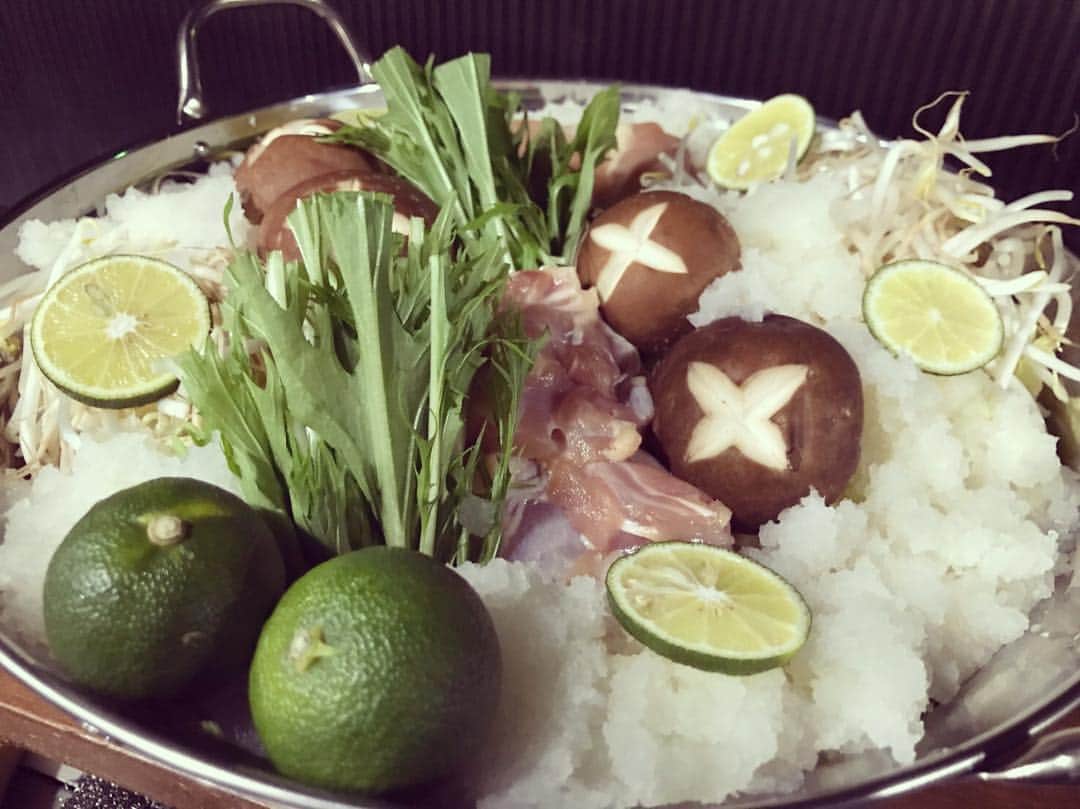 まじめや広島中央通り店のインスタグラム：「もう寒いですなー… まじめやでも鍋始めました💃🏻 すだちとおろしの雪見鍋！  すだちの味はフワッとしかしませんが、気持ちサッパリです💃🏻💃🏻💃🏻 食べ飲み放題もありますし、 単品でもやってますので おこしくださいませー🕴  #ちびっこ店長 #食べたら食べたぶん背のびんかな」