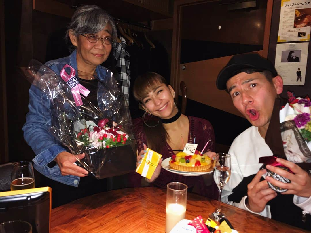 ソフィア・グリーンウッドさんのインスタグラム写真 - (ソフィア・グリーンウッドInstagram)「11.7 MY 34TH B-DAY💋 #happy#birthday#party#bd#bdp#happybirthday#champagne#tequila#crazy#family バースデー当日は母と弟がまさかの💖💖 私の誕生日だという事実に全く気づかず野ヅラで『怖い絵展』に誘ってきました🙄🙄 二次会はウチのお店でカラオケ大会。 (主に高橋真梨子か小柳ルミ子の二択) お店の子達からのサプライズケーキでようやく私のバースデーだと把握した母と弟。 感動のバースデーソングとシャンパンとケーキ… 涙で前が見えなくなって… る隙に弟にキャンドル消されました😇🎂(動画参照 それを見た母はもちろん、 フルシカトで瀬戸の花嫁熱唱。(動画５度見 そんな家族が大好きです！(ぼう然」11月9日 17時24分 - sophichan