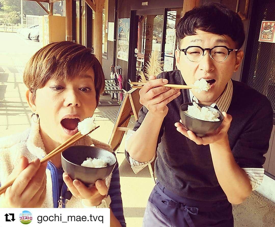 馬場裕之のインスタグラム：「#Repost @gochi_mae.tvq (@get_repost) ・・・ 直売所deクッキング❗ かまどの炊き立てご飯をついついおねだり！お茶わんは持参で(^-^) Hana🌷  #ごちそうマエストロ  #馬場ちゃん  #ロバート  #上野敏子  #福岡県  #fukuoka #tvq  #直売所  #料理好きな人と繋がりたい」