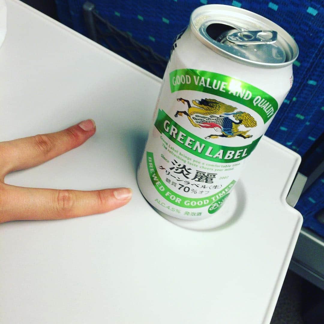 亀井理那のインスタグラム：「京都でのラスト稽古も終わり帰りの新幹線で、ビールぷしゅっとしちゃった😁💓 動いたあとのお酒は美味しいね〜♪♪ #亀井理那 #女優#舞台#稽古##ギア#ギアイースト#geareast#新幹線#ビール」
