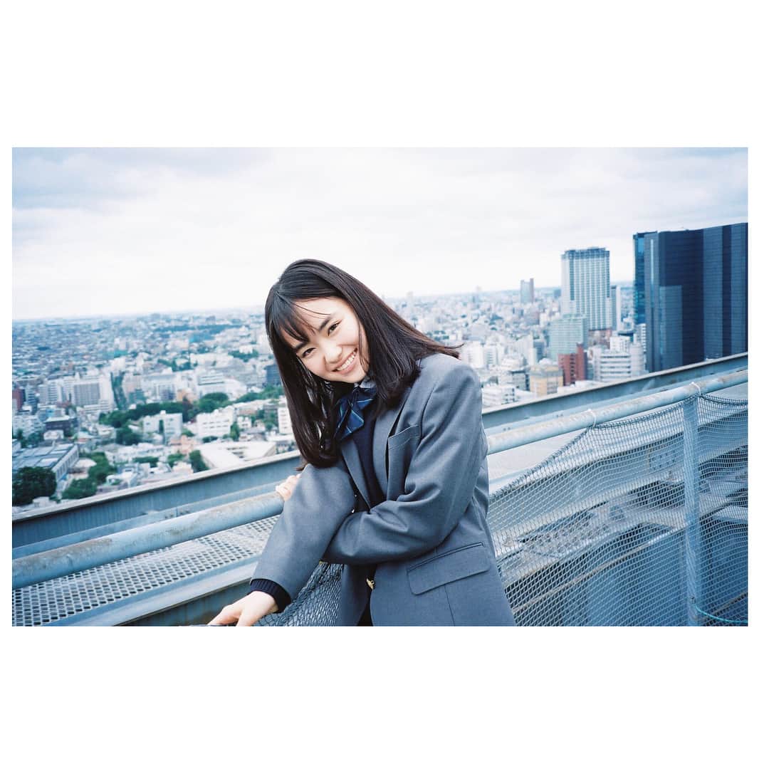 山田杏奈さんのインスタグラム写真 - (山田杏奈Instagram)「TOKYOVOICEアザーカット➂ 高かった…！ 屋上で堂々とねっころがれるなんて…楽しかったです😛 photo:Atsuko Kitaura #TOKYOVOICE」11月9日 18時36分 - anna_yamada_