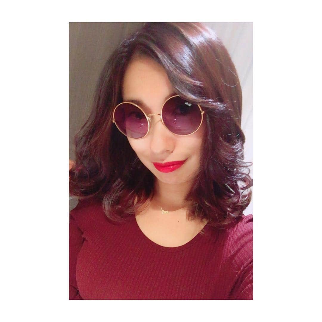 のインスタグラム：「〜赤毛〜 昨日染めたよ〜ん！ やっぱり赤毛が好き😋 ローライトも入れたし前に入れたハイライトとインナーカラーも何日か経つと出てくるんだろーなぁ✨ 髪の毛の色の変化楽しみ⭐️ #rayban #jajo #newcolor #レイバン #サングラス #度入り #赤毛 #髪の毛染めました💇 #美容院」