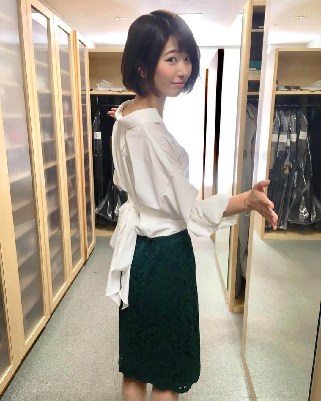 海老原優香さんのインスタグラム写真 - (海老原優香Instagram)「明日の衣装はこちら💁 ポイントは後ろのリボン🎀💕 が、きちんと結べるかどうかです！笑😳 ＊ #衣装 #ootd」11月9日 19時38分 - ebioffi