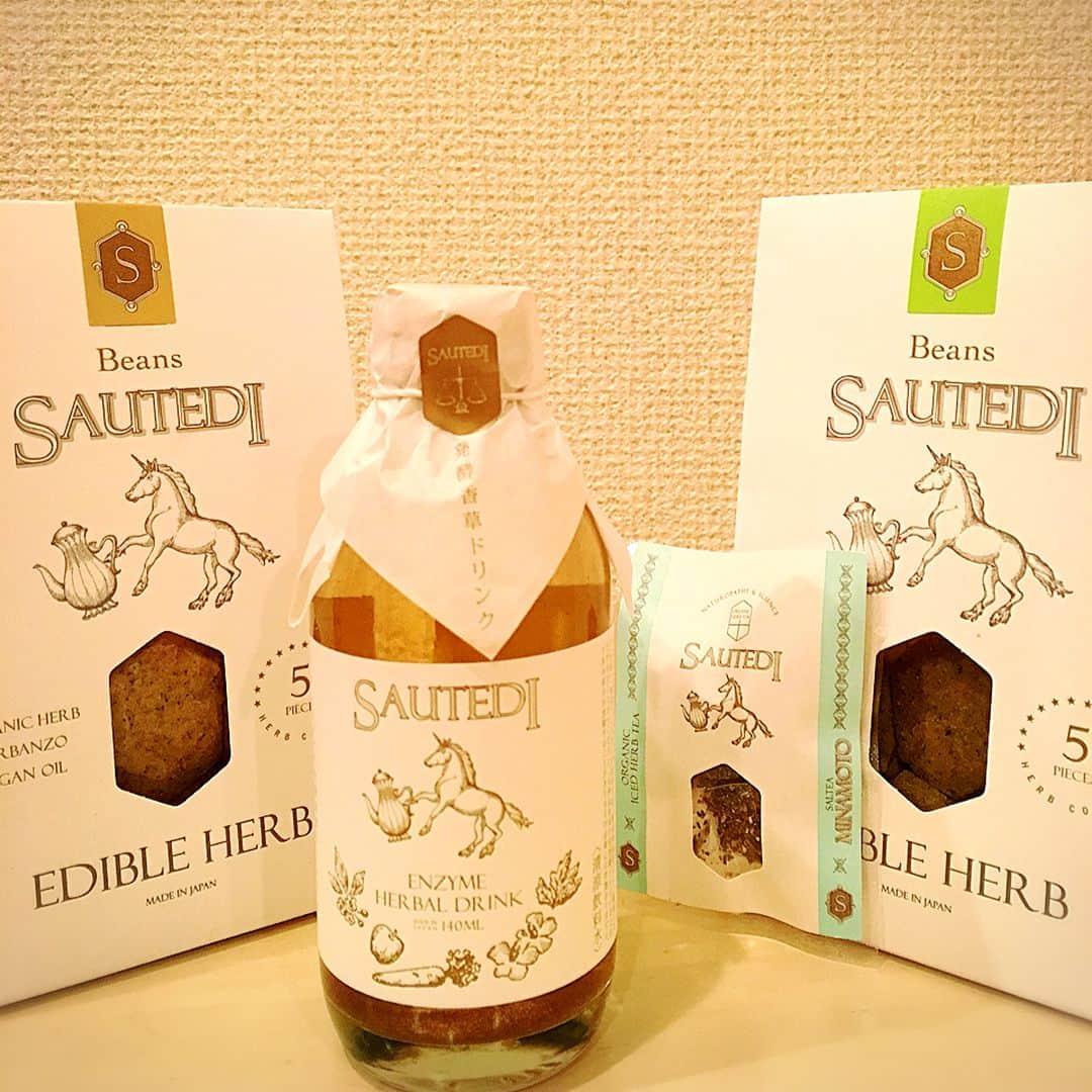 宮崎宣子さんのインスタグラム写真 - (宮崎宣子Instagram)「私がハーブの先生として尊敬するSAUTEDIブランドを立ち上げた恵理子さんが新しくBALANCEというペットボトルタイプのハーブティーを作り、これから皆さんの元へ❤️ 恵理子さんの尊敬するところは一切身体に悪い成分を入れないこと！ ペットボトルの裏もちゃんと見てね！ 有機ばかりの選ばれしハーブばかり✨ 恵理子さん、現在妊娠9カ月😊 ハーブティーや、発酵酵素ドリンクのおかげって✨ やはりハーブの力は偉大❗️ #sautedi #発酵酵素ドリンク #balance #ハーブティー #有機ハーブ #ペットボトル #ナチュラルローソン #これからデビュー #身体に悪い成分はなし #丁寧に仕上げています #尊敬する人 #ハーブの先生 #現在妊娠9ヶ月 #宮﨑宣子 #私もハーブ頑張ります」11月9日 21時03分 - miyazaki_nobuko