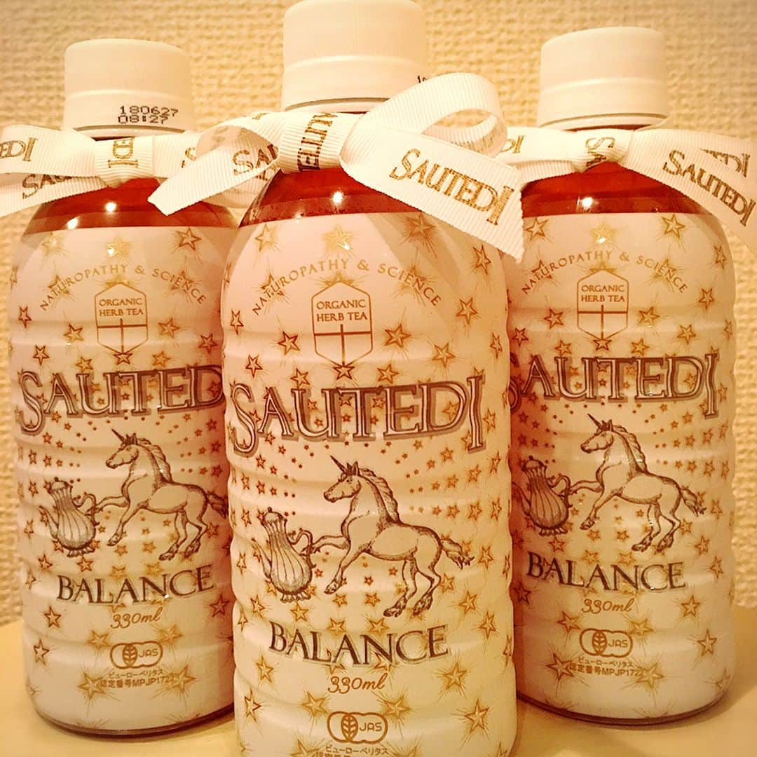 宮崎宣子さんのインスタグラム写真 - (宮崎宣子Instagram)「私がハーブの先生として尊敬するSAUTEDIブランドを立ち上げた恵理子さんが新しくBALANCEというペットボトルタイプのハーブティーを作り、これから皆さんの元へ❤️ 恵理子さんの尊敬するところは一切身体に悪い成分を入れないこと！ ペットボトルの裏もちゃんと見てね！ 有機ばかりの選ばれしハーブばかり✨ 恵理子さん、現在妊娠9カ月😊 ハーブティーや、発酵酵素ドリンクのおかげって✨ やはりハーブの力は偉大❗️ #sautedi #発酵酵素ドリンク #balance #ハーブティー #有機ハーブ #ペットボトル #ナチュラルローソン #これからデビュー #身体に悪い成分はなし #丁寧に仕上げています #尊敬する人 #ハーブの先生 #現在妊娠9ヶ月 #宮﨑宣子 #私もハーブ頑張ります」11月9日 21時03分 - miyazaki_nobuko