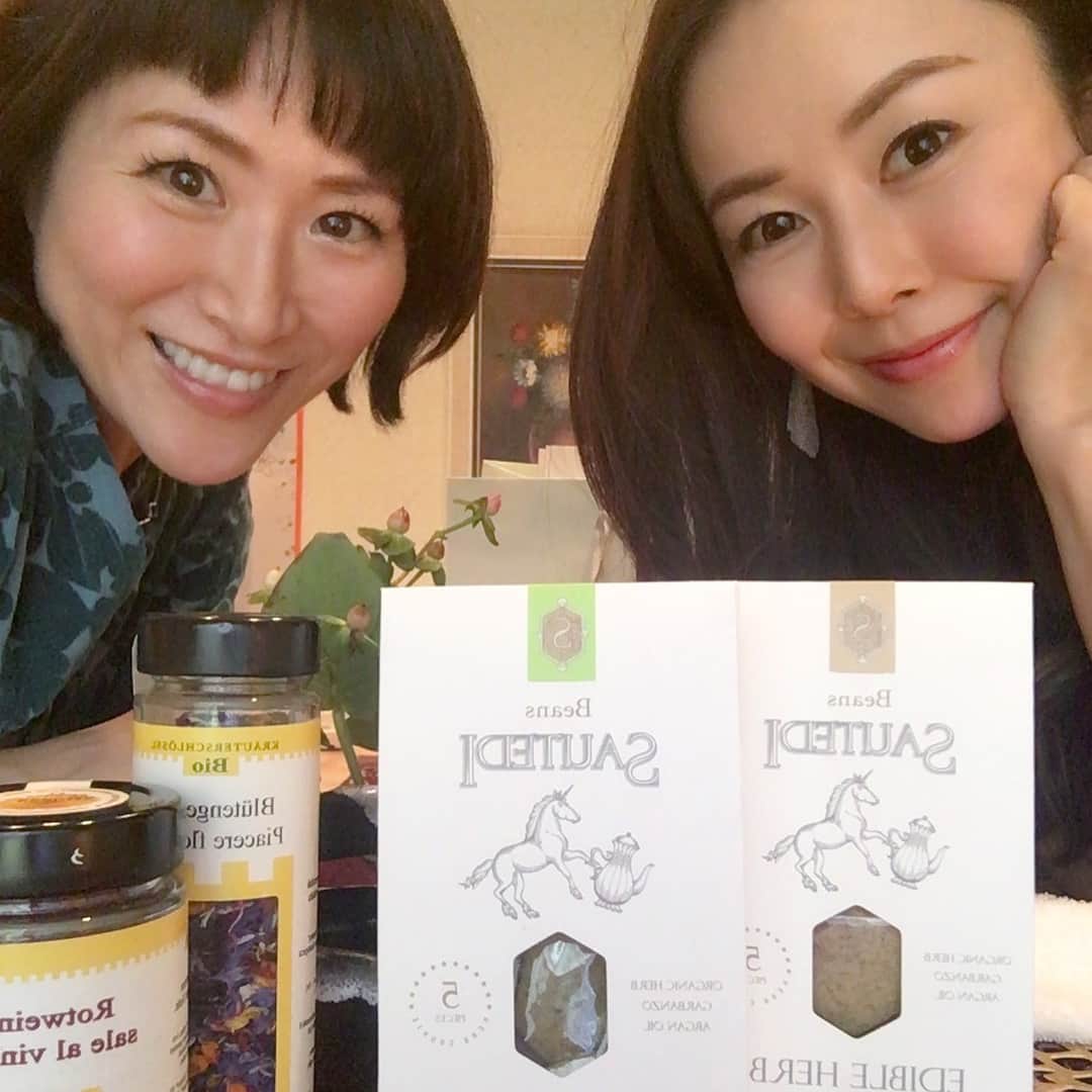 宮崎宣子さんのインスタグラム写真 - (宮崎宣子Instagram)「私がハーブの先生として尊敬するSAUTEDIブランドを立ち上げた恵理子さんが新しくBALANCEというペットボトルタイプのハーブティーを作り、これから皆さんの元へ❤️ 恵理子さんの尊敬するところは一切身体に悪い成分を入れないこと！ ペットボトルの裏もちゃんと見てね！ 有機ばかりの選ばれしハーブばかり✨ 恵理子さん、現在妊娠9カ月😊 ハーブティーや、発酵酵素ドリンクのおかげって✨ やはりハーブの力は偉大❗️ #sautedi #発酵酵素ドリンク #balance #ハーブティー #有機ハーブ #ペットボトル #ナチュラルローソン #これからデビュー #身体に悪い成分はなし #丁寧に仕上げています #尊敬する人 #ハーブの先生 #現在妊娠9ヶ月 #宮﨑宣子 #私もハーブ頑張ります」11月9日 21時03分 - miyazaki_nobuko