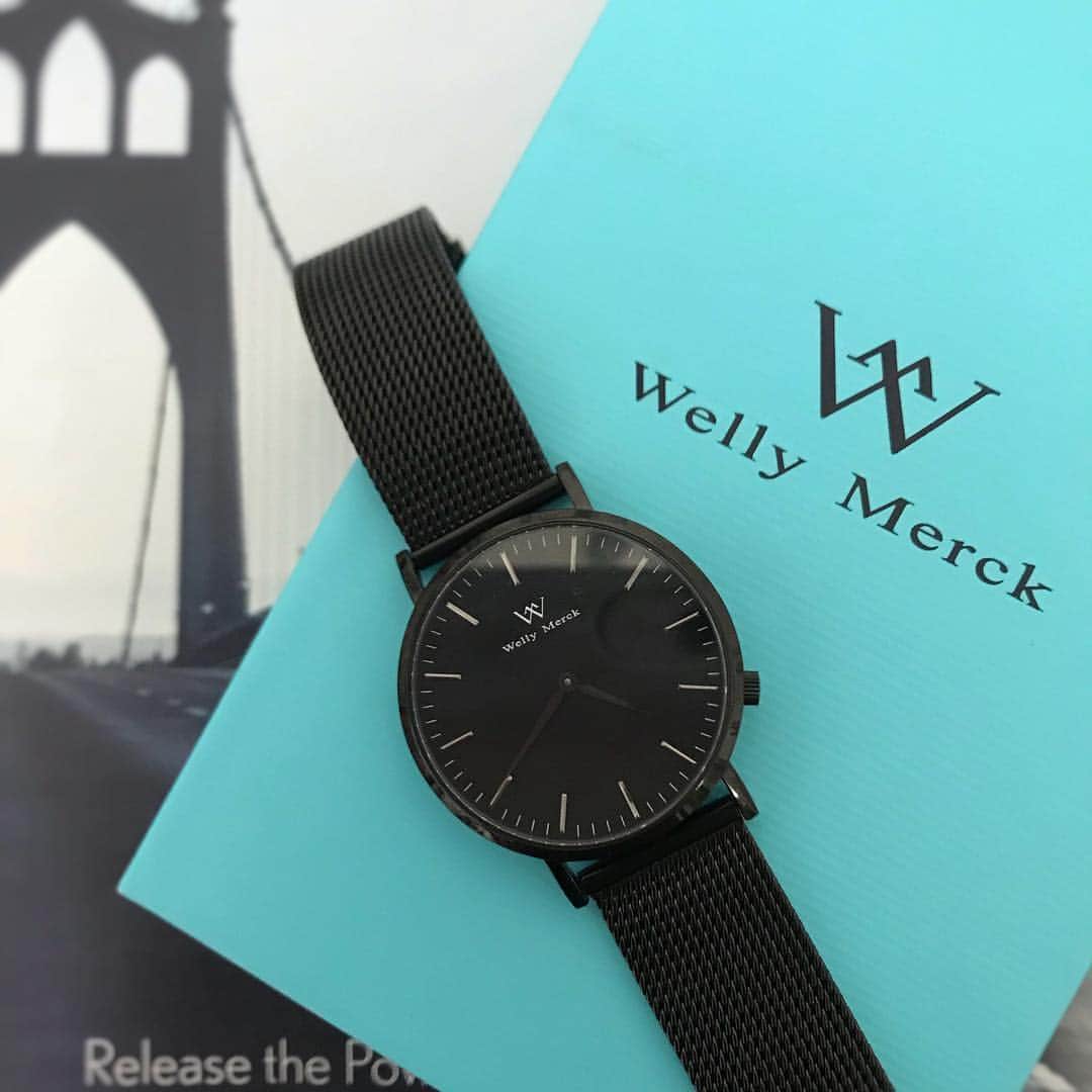 長嶺菜菜子のインスタグラム：「. @wellymerck から素敵な時計が届いた😍 . 私が選んだのはメンズサイズの Classic Washington B | 42 mm⌚️ . クールでカッコいい♡ 黒の時計持ってなかったから 秋冬に大活躍しそう♡♡ . . 20%クーポンコード▶︎CCZ20◀︎ . HP➡︎ https://www.wellymerck.com/jp/ . #watch @wellymerck . 気になる方はチェックしてみて下さい✨ .  #wellymerck #スイスの時計ブランド #wellymerckjapan #watch #日本初上陸 #時計 #ウェリーマーク #インフルエンサー」
