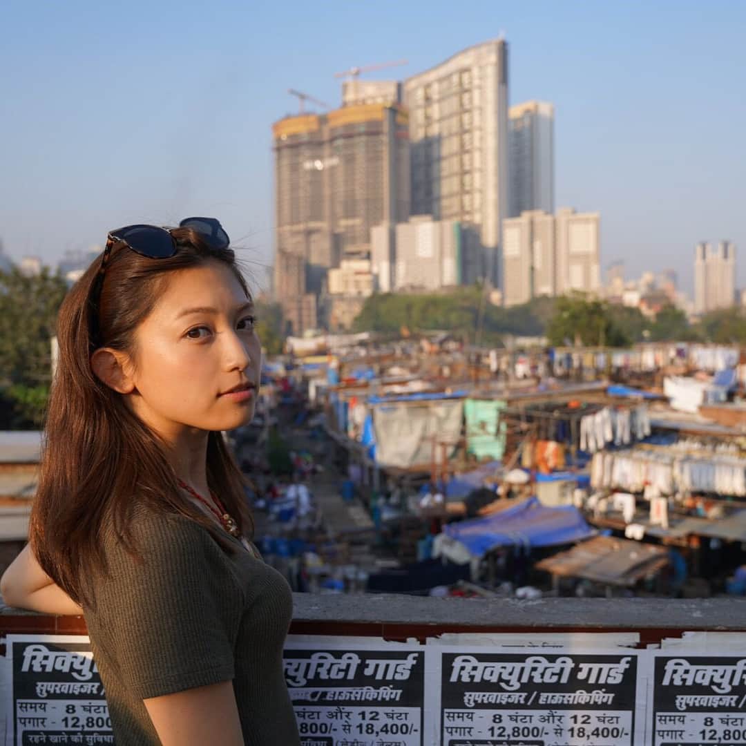 市原彩花さんのインスタグラム写真 - (市原彩花Instagram)「インドだから（笑） . この言葉を何回聞いただろう、言っただろう。 飛行機降りた瞬間からアジアな匂いがした。 すれ違う人みんな顔が濃い。 眉毛が繋がってたり、まつ毛がまつエクの倍くらい長いおじさんもいたり。 渋滞もハンパじゃない。 車、バイク、リクシャー(トゥクトゥク)、人、牛、犬がクラクションの嵐の中掻き分け合う。 高速道路で逆走やバック、歩く人もチラホラ。 予定を立てても、何一つスムーズにいかない。 毎時間何かしら小さなトラブルがある。 みんな「インドだから(仕方ない笑)」と慣れっこになった😂 . インドは特別。 大好きと大嫌いになる人に真っ二つに分かれる。 そう聞いてはいたけど、確かにどちらも納得！笑 私でも衝撃を受けるくらい刺激的な国だった！ . それにしても毎食カレーでも飽きないくらい料理が美味い。 カレーは偉大だ😋🍛🙏✨ あと#キングフィッシャー も最高🍻 シンハーを抜いて、私の好きなビールランキング堂々1位👍 またこのメンバーでインドに飲みに行こう😙🍻✈️ や、次はドバイかな？笑 #インド#India#デリー#ニューデリー#Delhi#ムンバイ#Mumbai#インド旅行記#インド旅行#インド旅#旅#trip#プロトラベラー#ドービーガート#dhobighat #インド門#タージマハル#tajmahal」11月9日 22時44分 - ayaka_ichihara