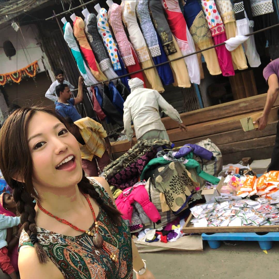 市原彩花さんのインスタグラム写真 - (市原彩花Instagram)「インドだから（笑） . この言葉を何回聞いただろう、言っただろう。 飛行機降りた瞬間からアジアな匂いがした。 すれ違う人みんな顔が濃い。 眉毛が繋がってたり、まつ毛がまつエクの倍くらい長いおじさんもいたり。 渋滞もハンパじゃない。 車、バイク、リクシャー(トゥクトゥク)、人、牛、犬がクラクションの嵐の中掻き分け合う。 高速道路で逆走やバック、歩く人もチラホラ。 予定を立てても、何一つスムーズにいかない。 毎時間何かしら小さなトラブルがある。 みんな「インドだから(仕方ない笑)」と慣れっこになった😂 . インドは特別。 大好きと大嫌いになる人に真っ二つに分かれる。 そう聞いてはいたけど、確かにどちらも納得！笑 私でも衝撃を受けるくらい刺激的な国だった！ . それにしても毎食カレーでも飽きないくらい料理が美味い。 カレーは偉大だ😋🍛🙏✨ あと#キングフィッシャー も最高🍻 シンハーを抜いて、私の好きなビールランキング堂々1位👍 またこのメンバーでインドに飲みに行こう😙🍻✈️ や、次はドバイかな？笑 #インド#India#デリー#ニューデリー#Delhi#ムンバイ#Mumbai#インド旅行記#インド旅行#インド旅#旅#trip#プロトラベラー#ドービーガート#dhobighat #インド門#タージマハル#tajmahal」11月9日 22時44分 - ayaka_ichihara