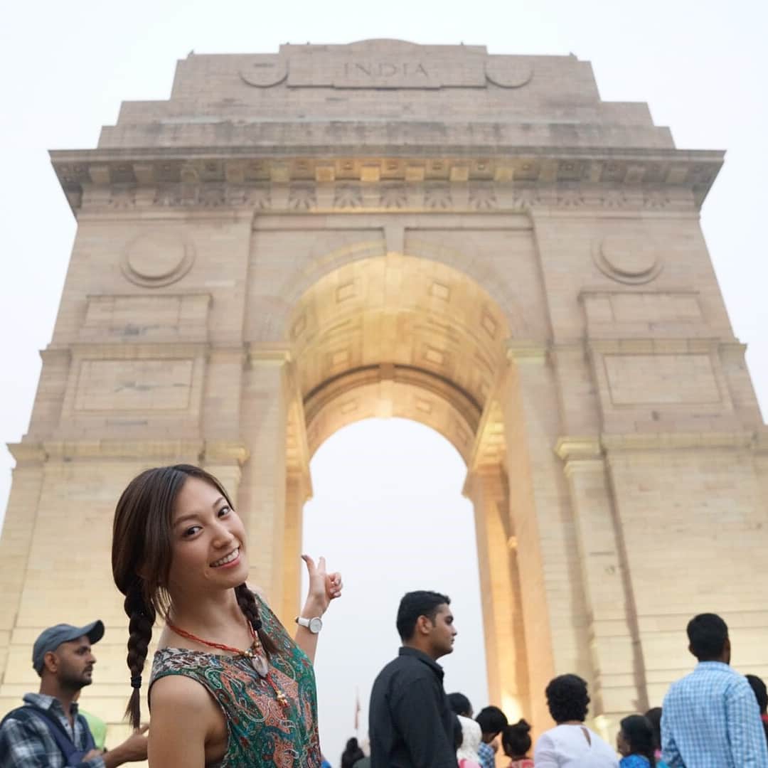市原彩花さんのインスタグラム写真 - (市原彩花Instagram)「インドだから（笑） . この言葉を何回聞いただろう、言っただろう。 飛行機降りた瞬間からアジアな匂いがした。 すれ違う人みんな顔が濃い。 眉毛が繋がってたり、まつ毛がまつエクの倍くらい長いおじさんもいたり。 渋滞もハンパじゃない。 車、バイク、リクシャー(トゥクトゥク)、人、牛、犬がクラクションの嵐の中掻き分け合う。 高速道路で逆走やバック、歩く人もチラホラ。 予定を立てても、何一つスムーズにいかない。 毎時間何かしら小さなトラブルがある。 みんな「インドだから(仕方ない笑)」と慣れっこになった😂 . インドは特別。 大好きと大嫌いになる人に真っ二つに分かれる。 そう聞いてはいたけど、確かにどちらも納得！笑 私でも衝撃を受けるくらい刺激的な国だった！ . それにしても毎食カレーでも飽きないくらい料理が美味い。 カレーは偉大だ😋🍛🙏✨ あと#キングフィッシャー も最高🍻 シンハーを抜いて、私の好きなビールランキング堂々1位👍 またこのメンバーでインドに飲みに行こう😙🍻✈️ や、次はドバイかな？笑 #インド#India#デリー#ニューデリー#Delhi#ムンバイ#Mumbai#インド旅行記#インド旅行#インド旅#旅#trip#プロトラベラー#ドービーガート#dhobighat #インド門#タージマハル#tajmahal」11月9日 22時44分 - ayaka_ichihara