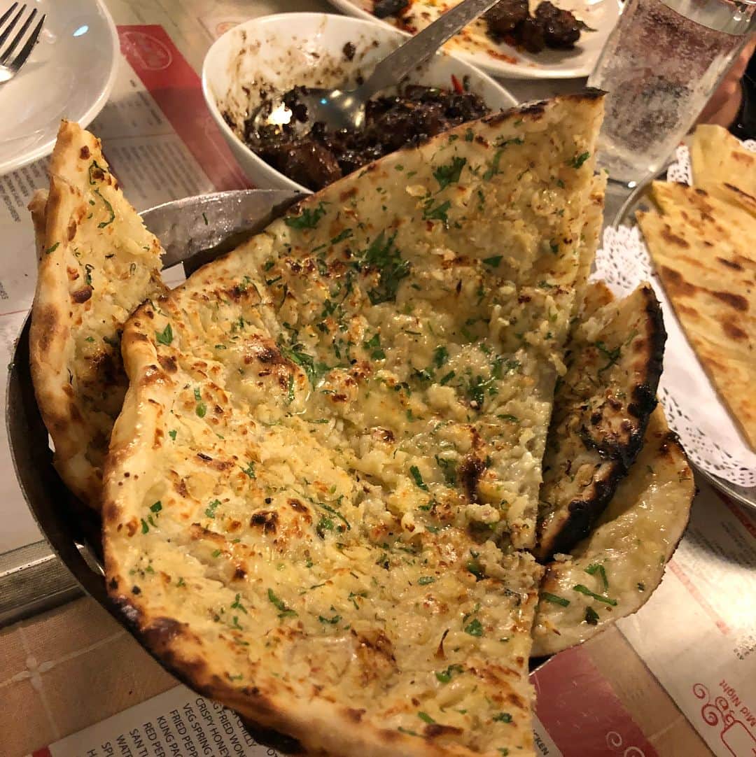 市原彩花さんのインスタグラム写真 - (市原彩花Instagram)「インドだから（笑） . この言葉を何回聞いただろう、言っただろう。 飛行機降りた瞬間からアジアな匂いがした。 すれ違う人みんな顔が濃い。 眉毛が繋がってたり、まつ毛がまつエクの倍くらい長いおじさんもいたり。 渋滞もハンパじゃない。 車、バイク、リクシャー(トゥクトゥク)、人、牛、犬がクラクションの嵐の中掻き分け合う。 高速道路で逆走やバック、歩く人もチラホラ。 予定を立てても、何一つスムーズにいかない。 毎時間何かしら小さなトラブルがある。 みんな「インドだから(仕方ない笑)」と慣れっこになった😂 . インドは特別。 大好きと大嫌いになる人に真っ二つに分かれる。 そう聞いてはいたけど、確かにどちらも納得！笑 私でも衝撃を受けるくらい刺激的な国だった！ . それにしても毎食カレーでも飽きないくらい料理が美味い。 カレーは偉大だ😋🍛🙏✨ あと#キングフィッシャー も最高🍻 シンハーを抜いて、私の好きなビールランキング堂々1位👍 またこのメンバーでインドに飲みに行こう😙🍻✈️ や、次はドバイかな？笑 #インド#India#デリー#ニューデリー#Delhi#ムンバイ#Mumbai#インド旅行記#インド旅行#インド旅#旅#trip#プロトラベラー#ドービーガート#dhobighat #インド門#タージマハル#tajmahal」11月9日 22時44分 - ayaka_ichihara