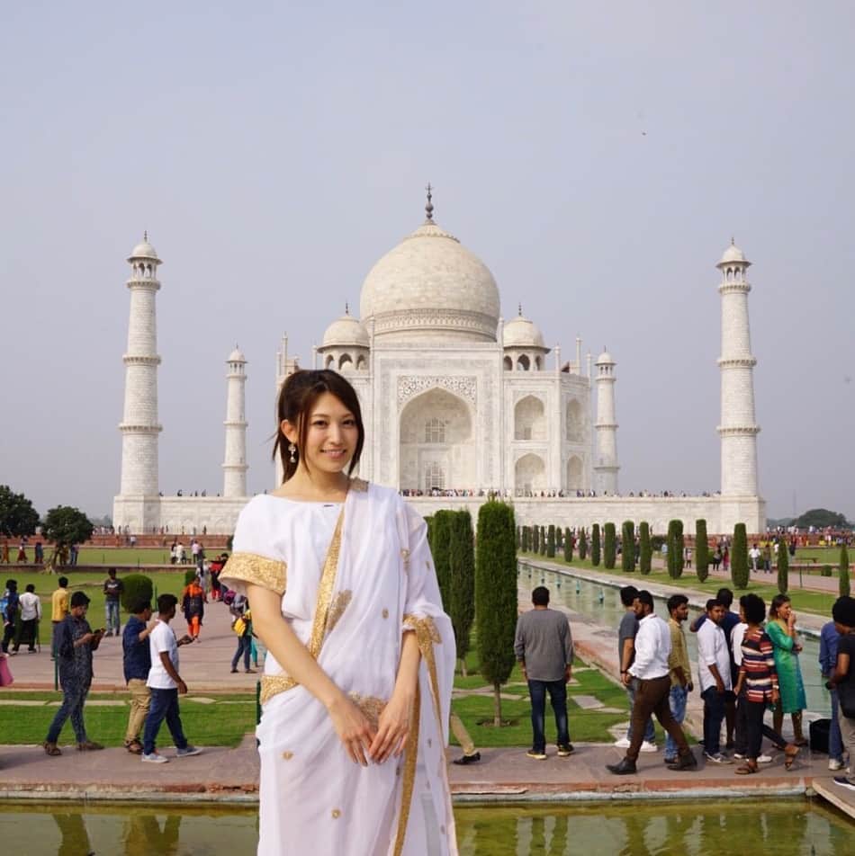 市原彩花さんのインスタグラム写真 - (市原彩花Instagram)「インドだから（笑） . この言葉を何回聞いただろう、言っただろう。 飛行機降りた瞬間からアジアな匂いがした。 すれ違う人みんな顔が濃い。 眉毛が繋がってたり、まつ毛がまつエクの倍くらい長いおじさんもいたり。 渋滞もハンパじゃない。 車、バイク、リクシャー(トゥクトゥク)、人、牛、犬がクラクションの嵐の中掻き分け合う。 高速道路で逆走やバック、歩く人もチラホラ。 予定を立てても、何一つスムーズにいかない。 毎時間何かしら小さなトラブルがある。 みんな「インドだから(仕方ない笑)」と慣れっこになった😂 . インドは特別。 大好きと大嫌いになる人に真っ二つに分かれる。 そう聞いてはいたけど、確かにどちらも納得！笑 私でも衝撃を受けるくらい刺激的な国だった！ . それにしても毎食カレーでも飽きないくらい料理が美味い。 カレーは偉大だ😋🍛🙏✨ あと#キングフィッシャー も最高🍻 シンハーを抜いて、私の好きなビールランキング堂々1位👍 またこのメンバーでインドに飲みに行こう😙🍻✈️ や、次はドバイかな？笑 #インド#India#デリー#ニューデリー#Delhi#ムンバイ#Mumbai#インド旅行記#インド旅行#インド旅#旅#trip#プロトラベラー#ドービーガート#dhobighat #インド門#タージマハル#tajmahal」11月9日 22時44分 - ayaka_ichihara