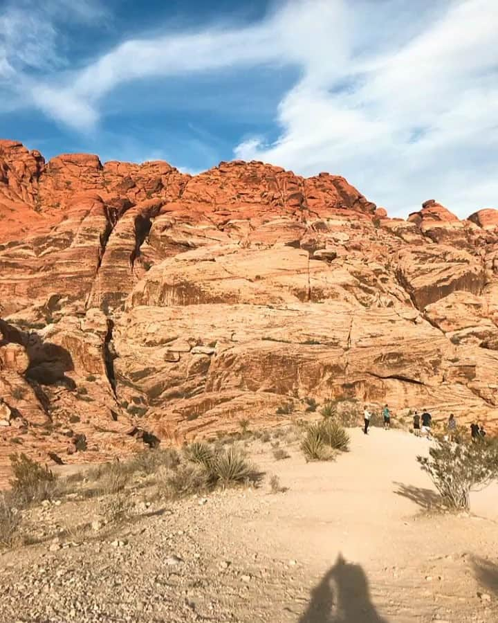 峯村優衣のインスタグラム：「#RedRockCanyon  LasVegas, Nevada 🌋 #LasVegas のメイン街から車で30〜40分🌛言ってしまえばセドナの小規模版のような感じだけどわりと近場でさくっといけるし軽い観光で考えたら全然楽しめたよ💕 #峯村優衣」