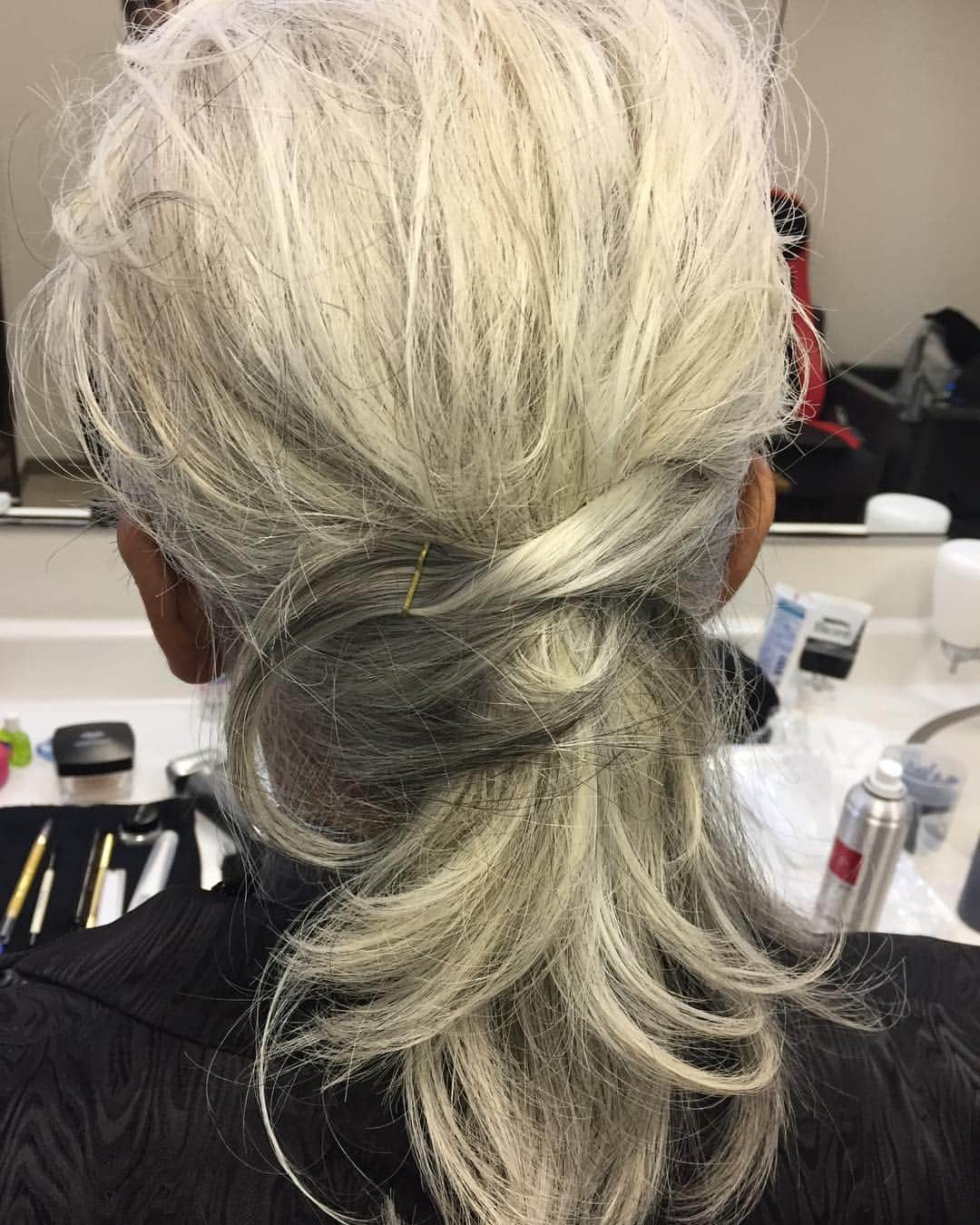 青田典子さんのインスタグラム写真 - (青田典子Instagram)「11/9 北斗市総合文化センターにて、玉置浩二ソロツアーの公演の髪型作りました ✨」11月10日 10時07分 - norikoaota