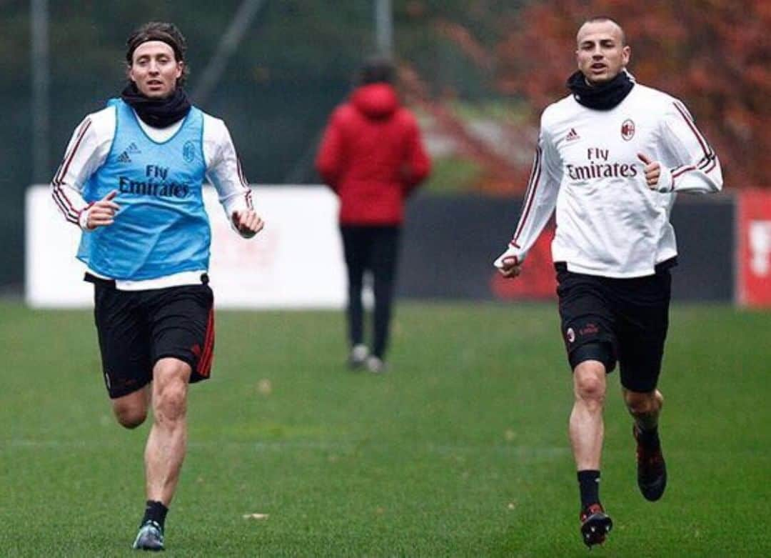 ルカ・アントネッリさんのインスタグラム写真 - (ルカ・アントネッリInstagram)「#milanello #training #raining 💦💦💦 🔴⚫️ @milan @montolivo」11月10日 3時42分 - lucaantonelli