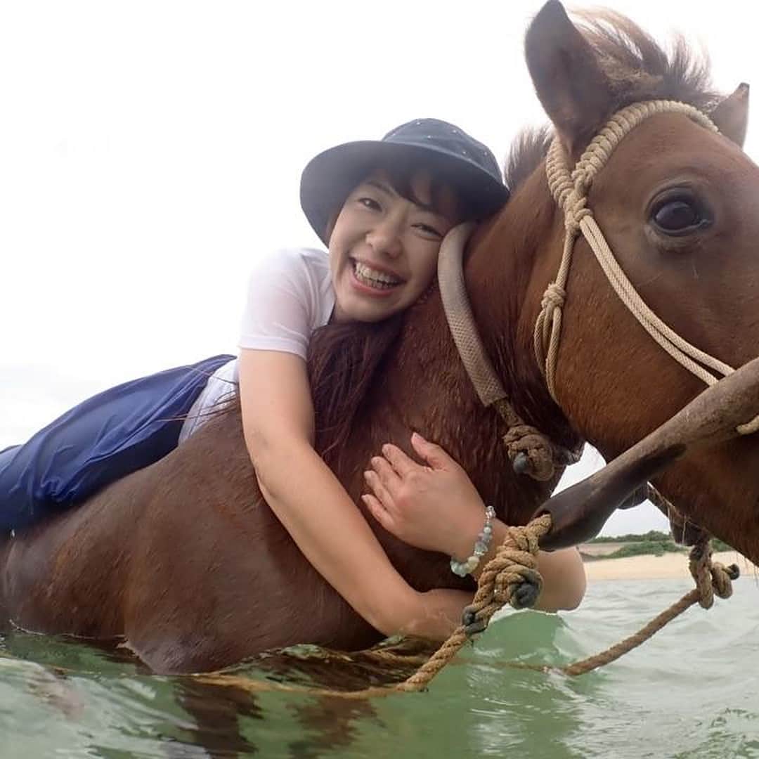 小谷あゆみのインスタグラム：「与那国島いちばんのカンドー体験はこれー！ #与那国馬に乗って海を泳いだあああー。 #美人をふやせ与那国島 #わわわわたしは与那国島で与那国馬に乗って与那国海を泳ぎましたー！！ #たんぽぽ流ツアー 田中さんが撮ってくださいました。 新しい島旅の時代、国境の旅、これからの馬の価値を考えた。 馬に乗って海を渡れるなんて、どんなすごいジェットコースターより浦安の巨大遊園地よりエンターテイメントにあふれファンタスティック！エキサイティング！アメーーーーーージングなときめき感動体験♡ #日本再西端 最果ての島の自然に抱かれて  #究極のサスティナブルな島旅 #沖縄 #八重山 #与那国島 #タビジョ #yaeyama #genic_okinawa #genic_travel #八重山諸島 #絶景冒険島ハーブ #2泊3日国境島旅 #国境島旅 #離島グルメ #離島女子 #ベジアナ  #離島アナ #冒険アナ #大人の島旅 #離島と農村は似ている #馬の多様な価値 #ホースセラピー #馬と泳ぐ #しかも海の乗馬は落ちても怖くない #家畜の多様な価値専門家 #地方創生の旅」