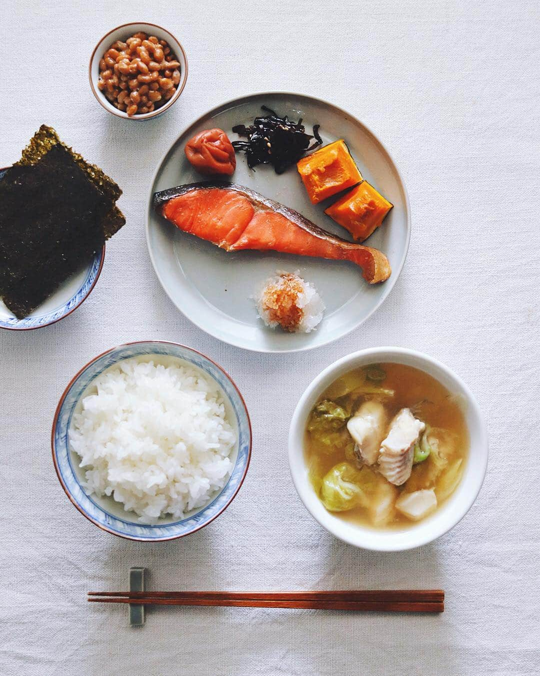 樋口正樹さんのインスタグラム写真 - (樋口正樹Instagram)「Today's breakfast . 今日の朝食。 鮭、梅干、昆布、カボチャ、 納豆、海苔、新米ごはん、 昨晩の鍋の残りで味噌汁。 . 明日は鮭の日。 . . #朝ごはん #朝食 #朝定食 #鮭 #鮭の日 #新米 #梅干 #昆布 #カボチャ #鱈の味噌汁 #焼き鮭 #おうちごはん #japanesebreakfast #breakfast #gohan #japanesefood」11月10日 8時19分 - higuccini