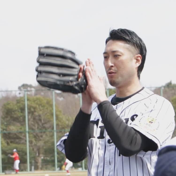 Sporta (スポルタ) のインスタグラム：「. 週末金曜日ですね✨ みなさんは土曜日、日曜日何をしていますか？ 今日は 元 #阪神タイガース #藤井太陽 さんに #グローブ の出し方を教えて頂きましょう! よくある間違えに注意して見て下さい☝🏼 . 写真や動画等の詳細、続きはSportaアプリから紹介 しています🏅 . ----- Sporuta(スポルタ)の公式アカウントです! Sportaアプリではスポーツ選手、コーチによるトレーニング方や 筋肉トレーニングなど様々な動画を発信しています。 URLからアプリをダウンロードしてみて下さい。 https://www.sportaschool.com/ ----- Sportaアカウントをタグ付けもしくは【#sporta】のハッシュタグを 付けて是非投稿してみて下さい！ ----- #野球 #球児 #野球教室 #日本シリーズ #野球少年 #草野球 #青年団野球 #プロ野球選手 #甲子園 #高校野球 #西武 #ヤクルト #野球プレイヤー #草野球 #sports #baseball #baseballclassroom #support #instsport #igsport #baseballplayer #baseballbear #softbank #dena #⚾ #🎬」