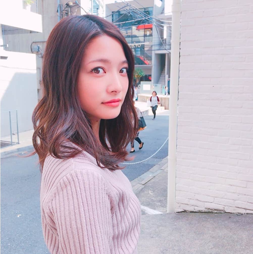 上田眞央のインスタグラム：「振り向き💕 今日はプチプラ♪  #Vネックリブニットセットアップ  #fifthtl  #ファッション  #今日のコーデ  #プチプラコーデ  #セットアップ  #ベビーピンク #fifth #フィフス」