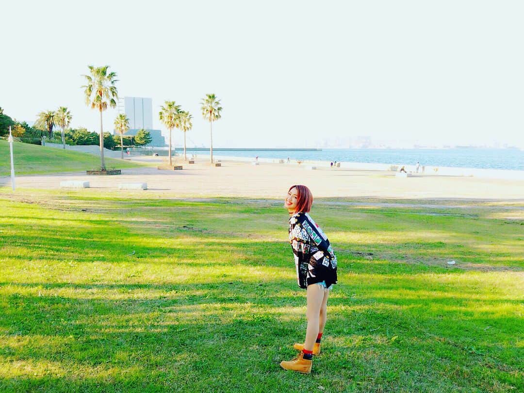 のインスタグラム：「こんなとこで撮影!! とりあえず寒いw １日外は冷えました笑  自然がいっぱいなところがやっぱり好きみたい♡  #cwh #chewinghigh #名倉かおり #ちゅーはい #チューハイ #やしの木 #南国気分 けど #寒い の #撮影 #バンド #pink #pinkhair #ピンクヘア #冬でも #ショーパン #トランプアウター #ティンバーランド #ティンバー #海 #冬の海」